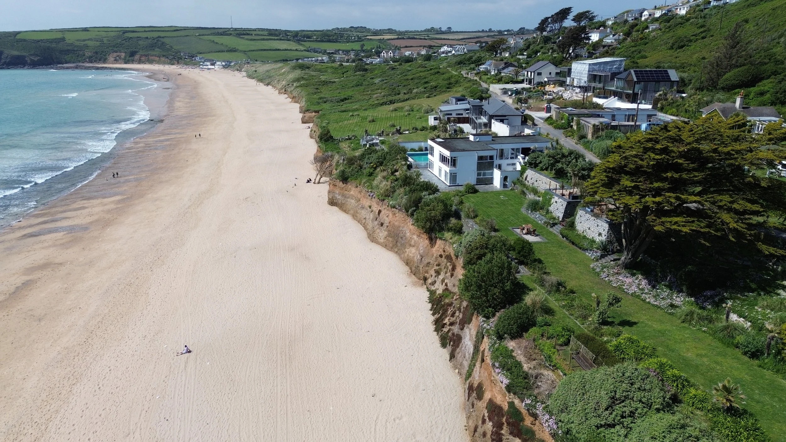 100m ocean-facing garden with seating areas and dining terraces