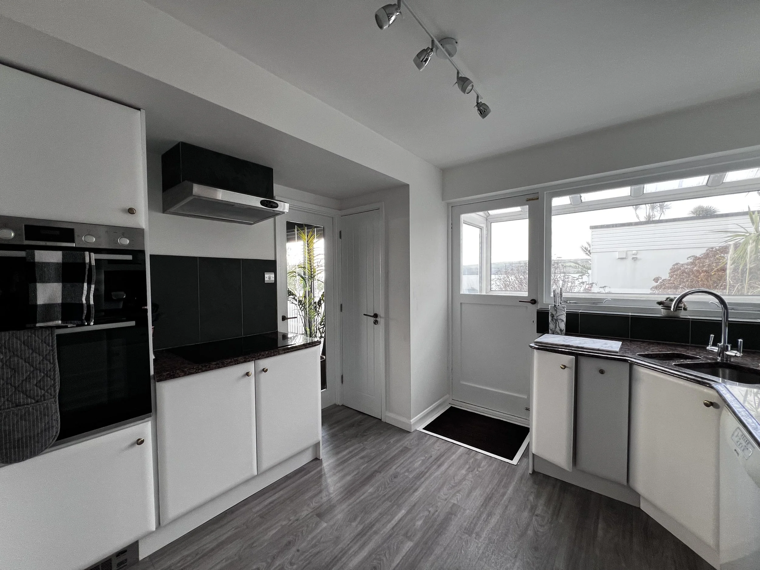 Bar area and second kitchen for independent use — perfect for groups or extended stays