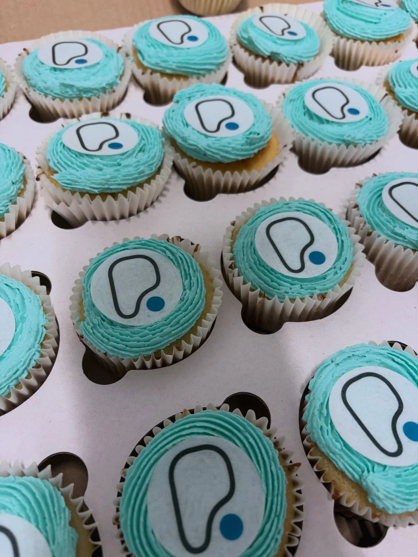 Custom vanilla cupcakes for @puregymlondonbrentford opening! 

Thanks to @ediblecaketoppersuk for providing the personalised water toppers.