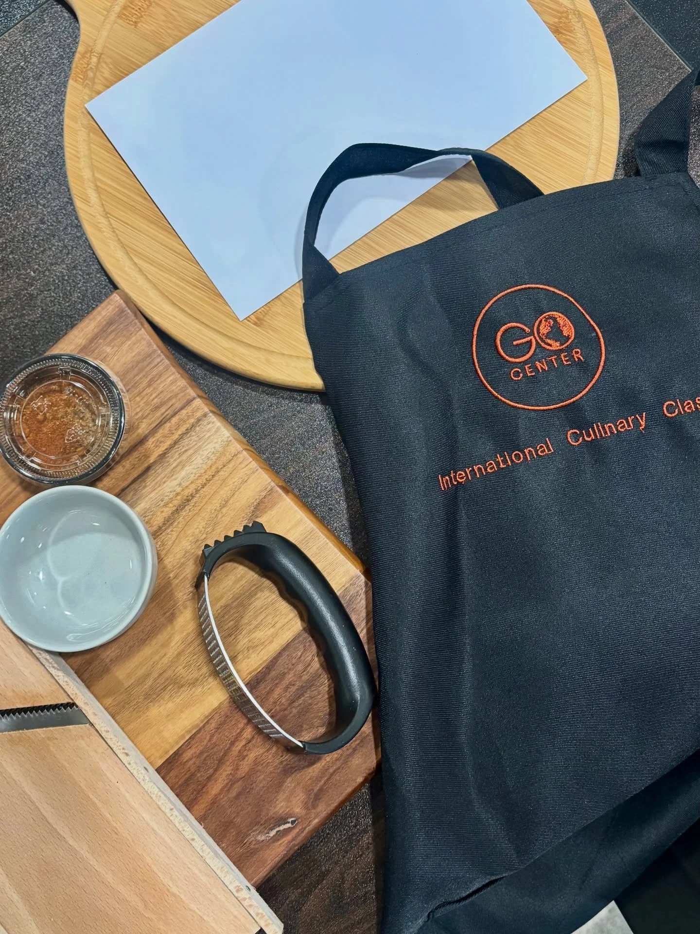 We had an incredible night at the International Culinary Class! Guests rolled up their sleeves to learn how to make Ossetian pie, discovering the story and traditions behind this beloved cultural dish. After cooking together, everyone gathered around