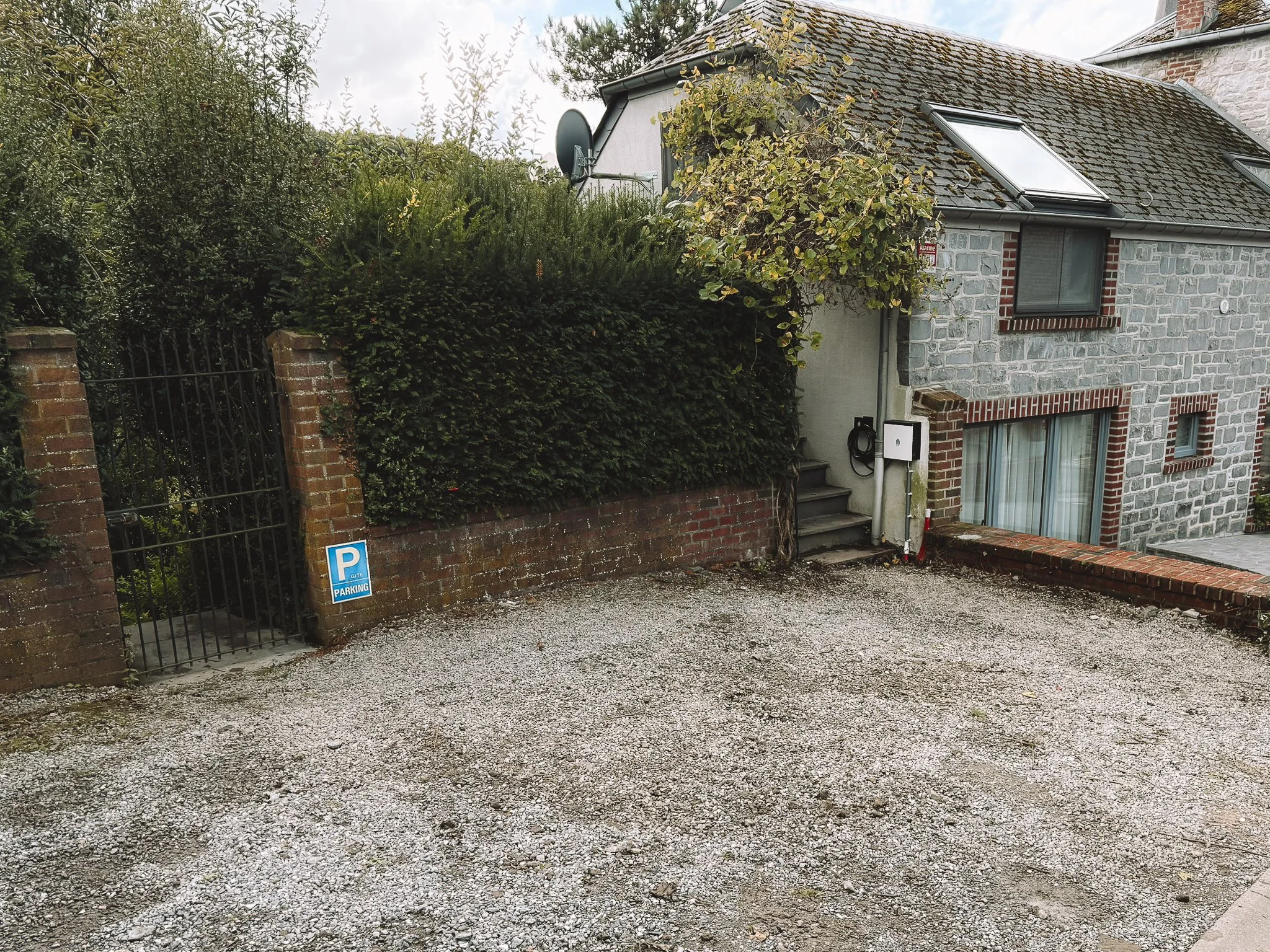 De parkeerplaats bij vakantiehuis Au bord du Floyon.