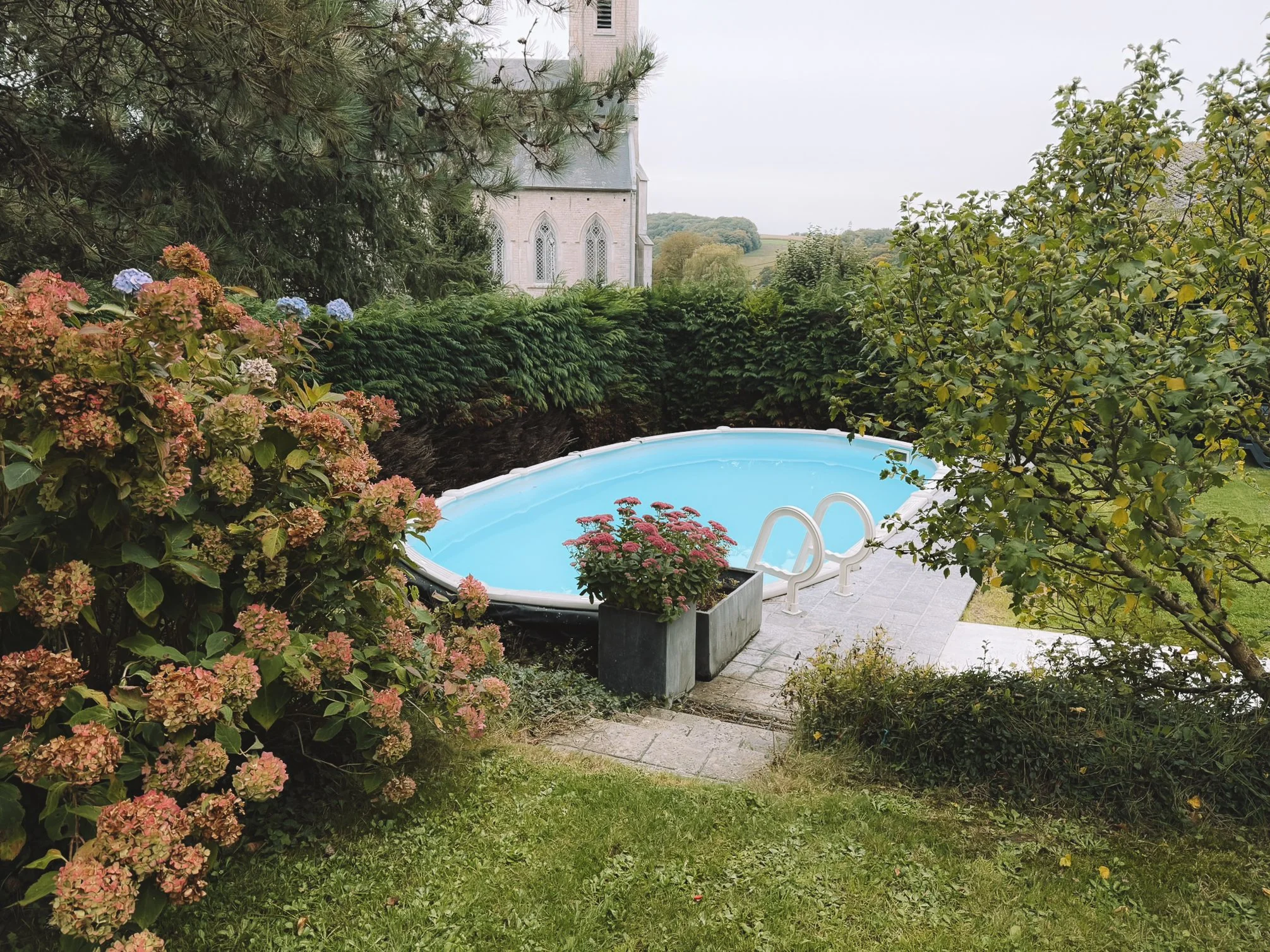 Zwembad in de tuin van vakantiehuis Au bord du Floyon.
