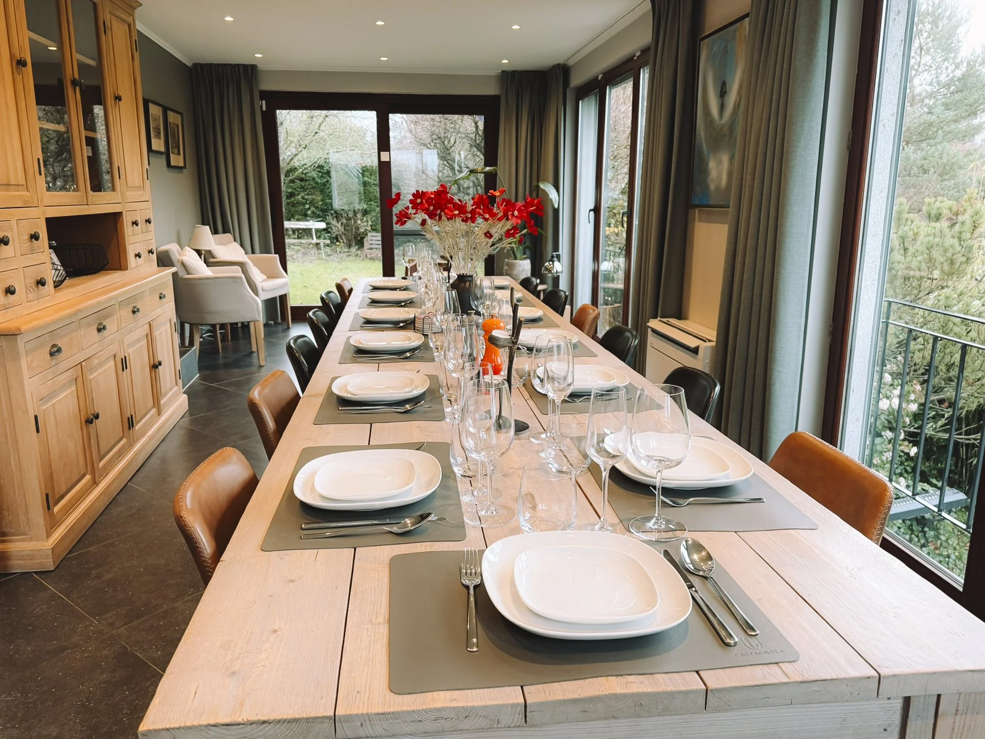 Eetkamer van Au bord du Floyon met een lange gedekte houten tafel.