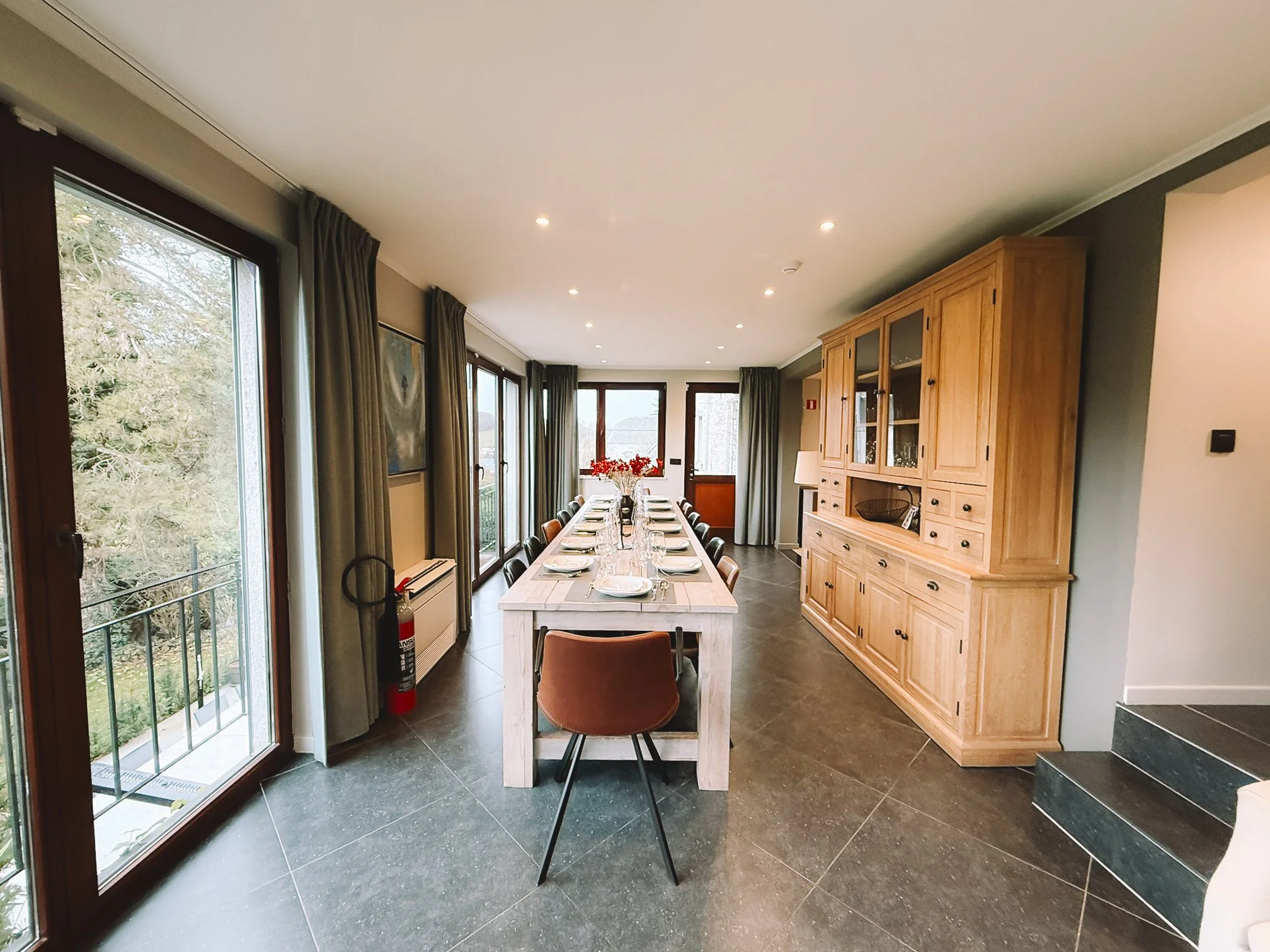 Eetkamer van Au bord du Floyon met lange eettafel.