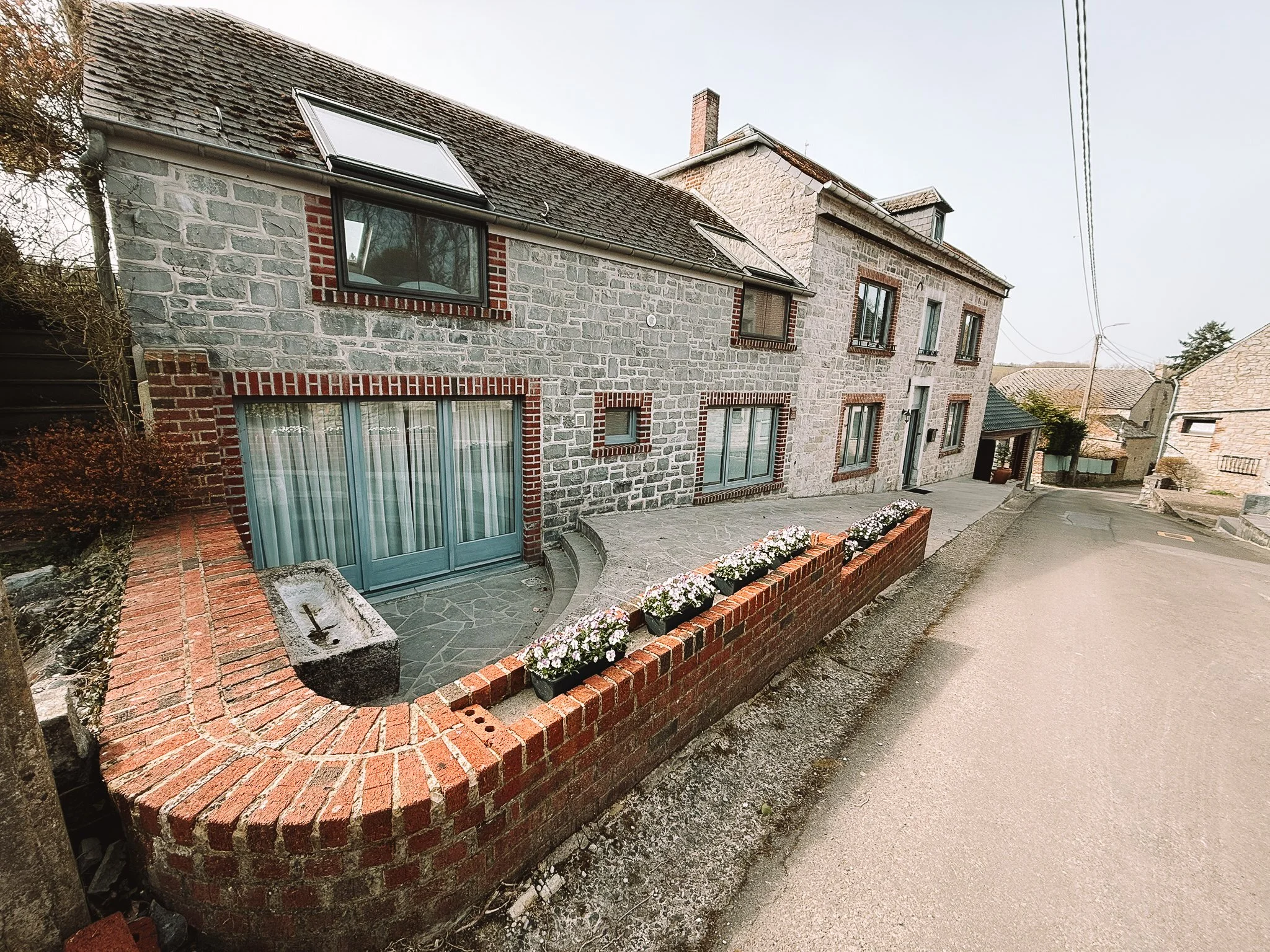 Voorgevel van het vakantiehuis Au Bord du Floyon in Weilen.
