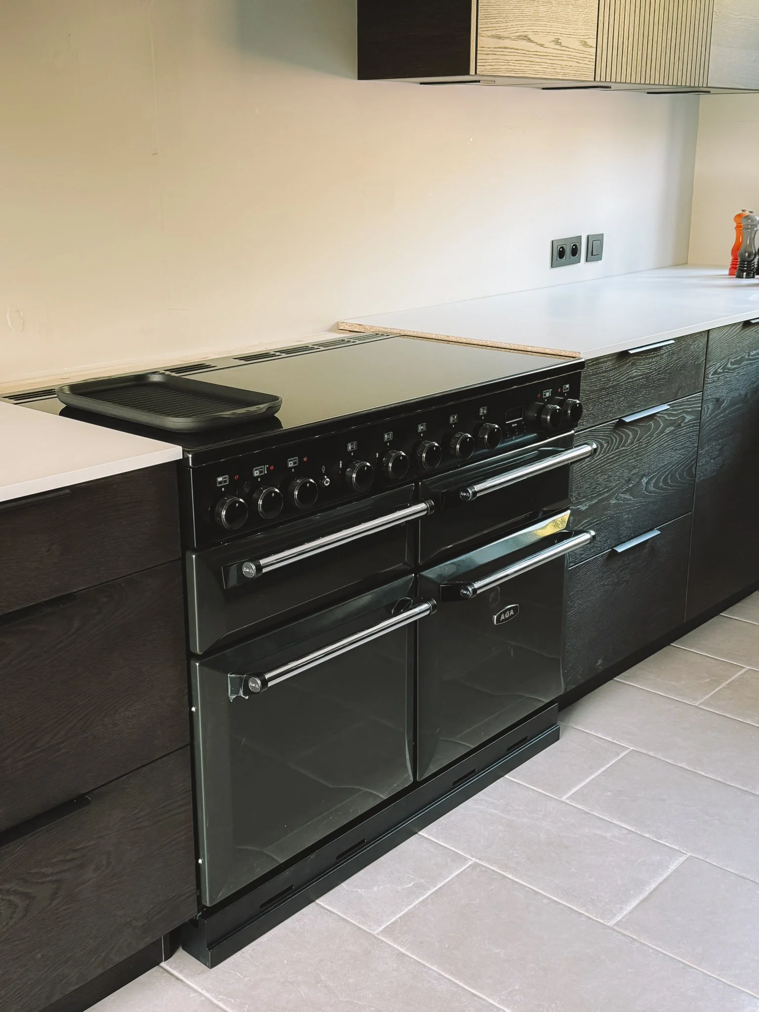 Moderne keuken met een zwart fornuis.