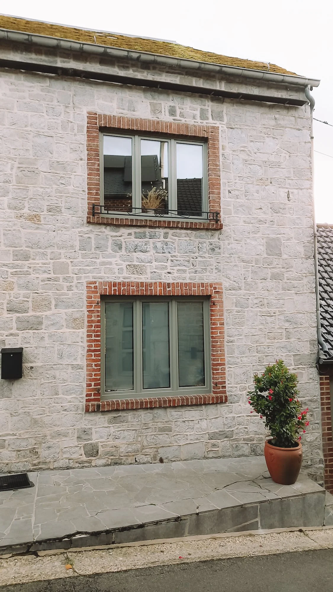 Voorgevel van het vakantiehuis Au Bord du Floyon in Weilen.
