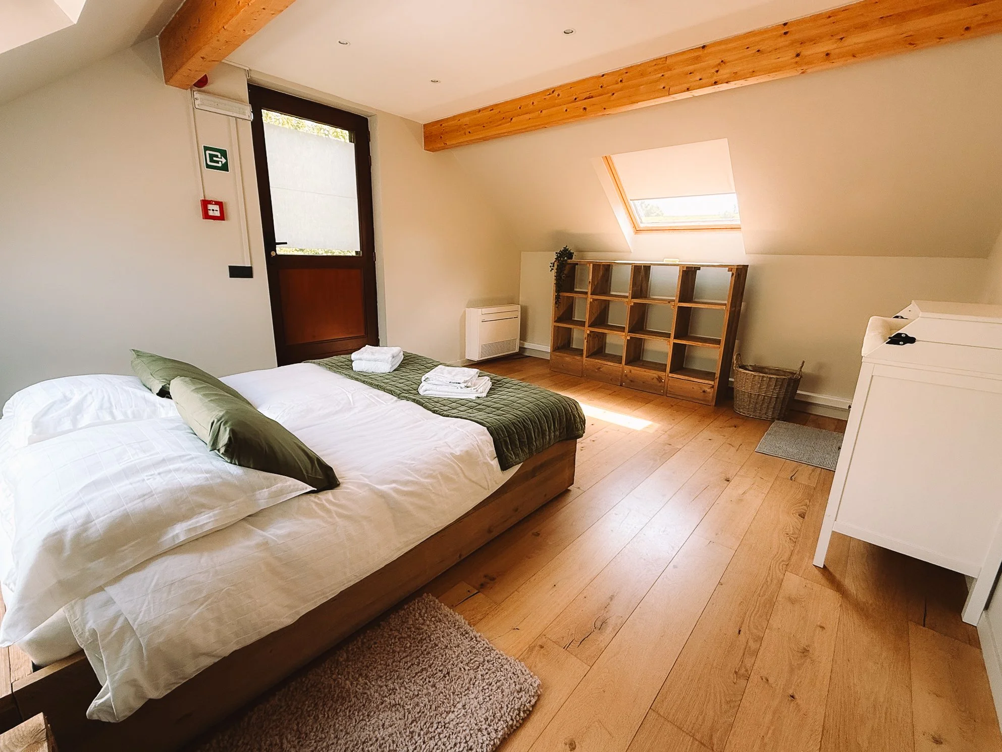 Een slaapkamer met een dubbelbed met beddengoed en kussens.