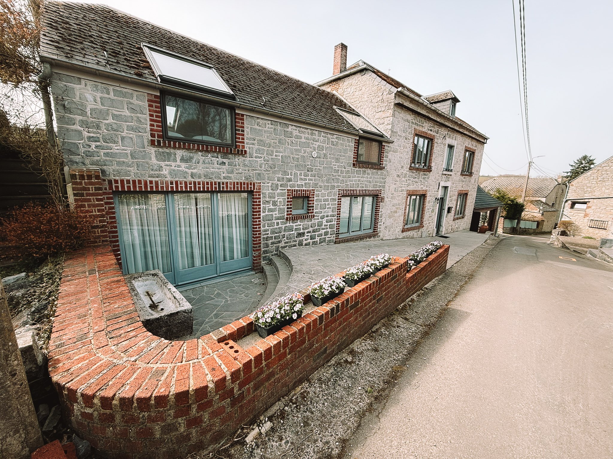 Voorgevel van het vakantiehuis Au Bord du Floyon in Weilen.
