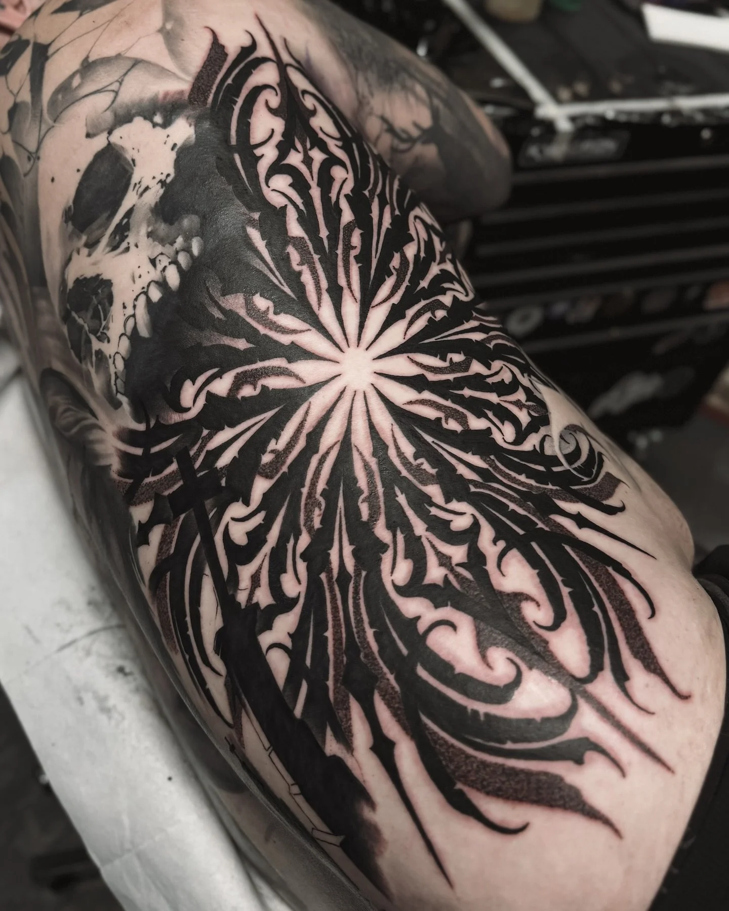 Dark mandala rib filler done in collaboration with @jape.tattoo 🖤 Still a lot of shading to do to combine everything together
❖ 
❖
❖
❖ 
❖
❖
❖ 
❖
❖
#mandalatattoo #dotworktattoo #geometrytattoo #sacredgeometrytattoo #blackworktattoo #helsinki #finlan
