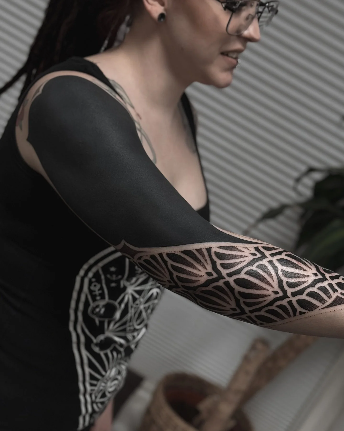 Ornamental blackwork sleeve in progress ✨ 2 big cover ups, blackout healed 2,5 months 🖤
❖ 
❖
❖
Booking: DM / dontommitattoo@gmail.com
❖ 
❖
❖
❖ 
❖
❖
#mandalatattoo #dotworktattoo #geometrytattoo #sacredgeometrytattoo #blackouttattoo #blackworktattoo 