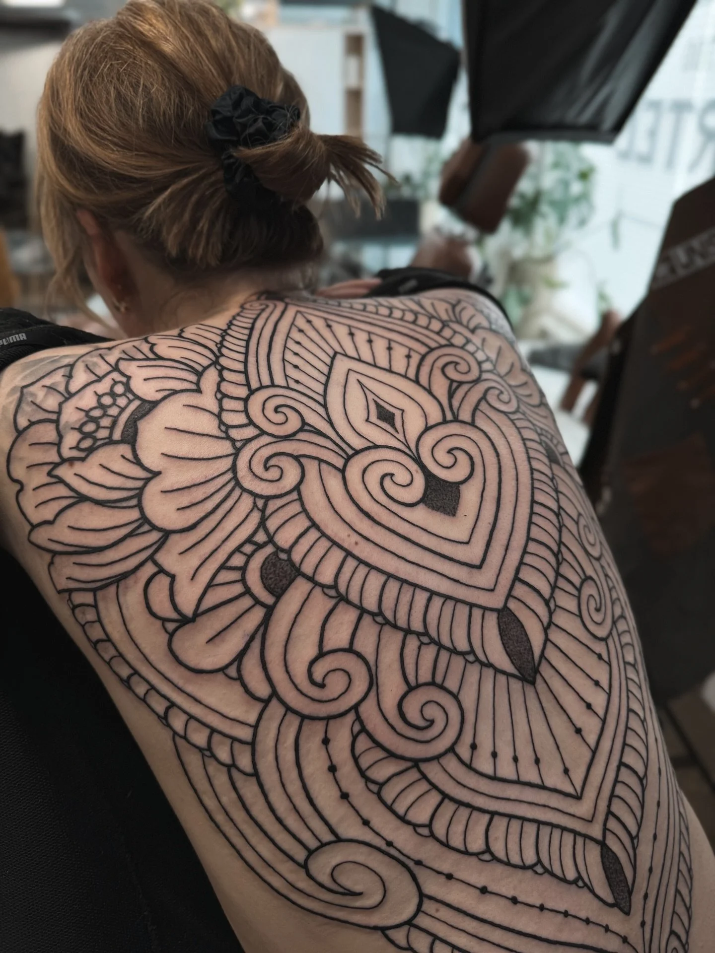 Close-up of this ornamental backpiece and the setup behind it. Precision starts before the first line. This was done in 1 day session 🤟🏼

Booking: DM / dontommitattoo@gmail.com
❖ 
❖
❖
❖ 
❖
❖
❖ 
❖
❖
#backtattoo #ornamentaltattoo #geometrytattoo #meh