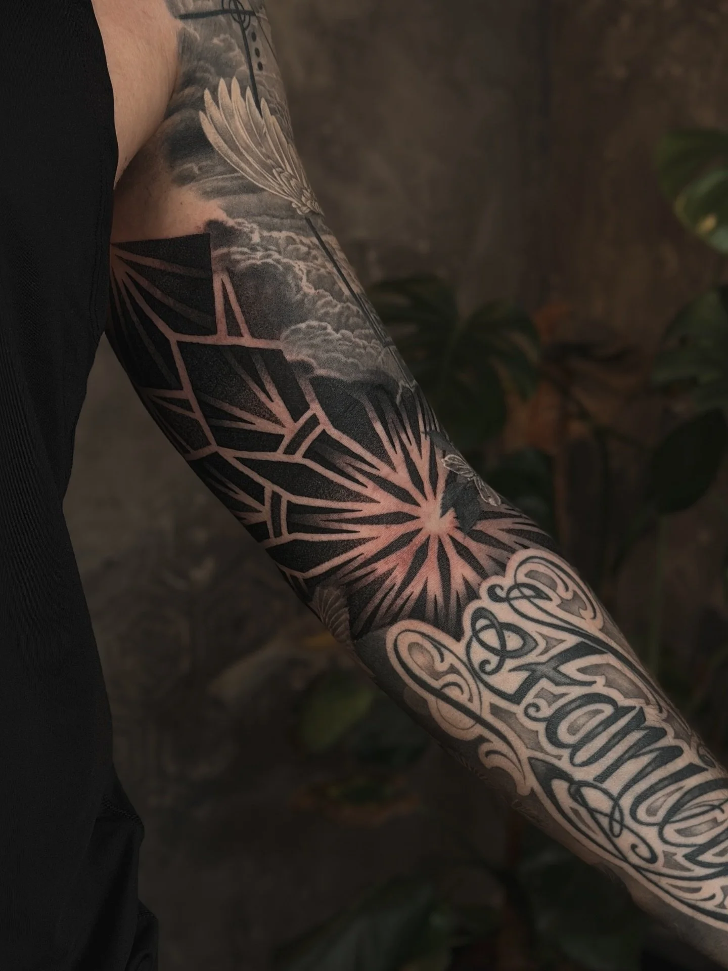 Sometimes the filler is what ties the whole sleeve together. This time the filler was a mandala ✨ 

I still have few dates left for July!

Booking: DM / dontommitattoo@gmail.com
❖ 
❖
❖
❖ 
❖
❖
#mandalatattoo #dotworktattoo #geometrytattoo #helsinki