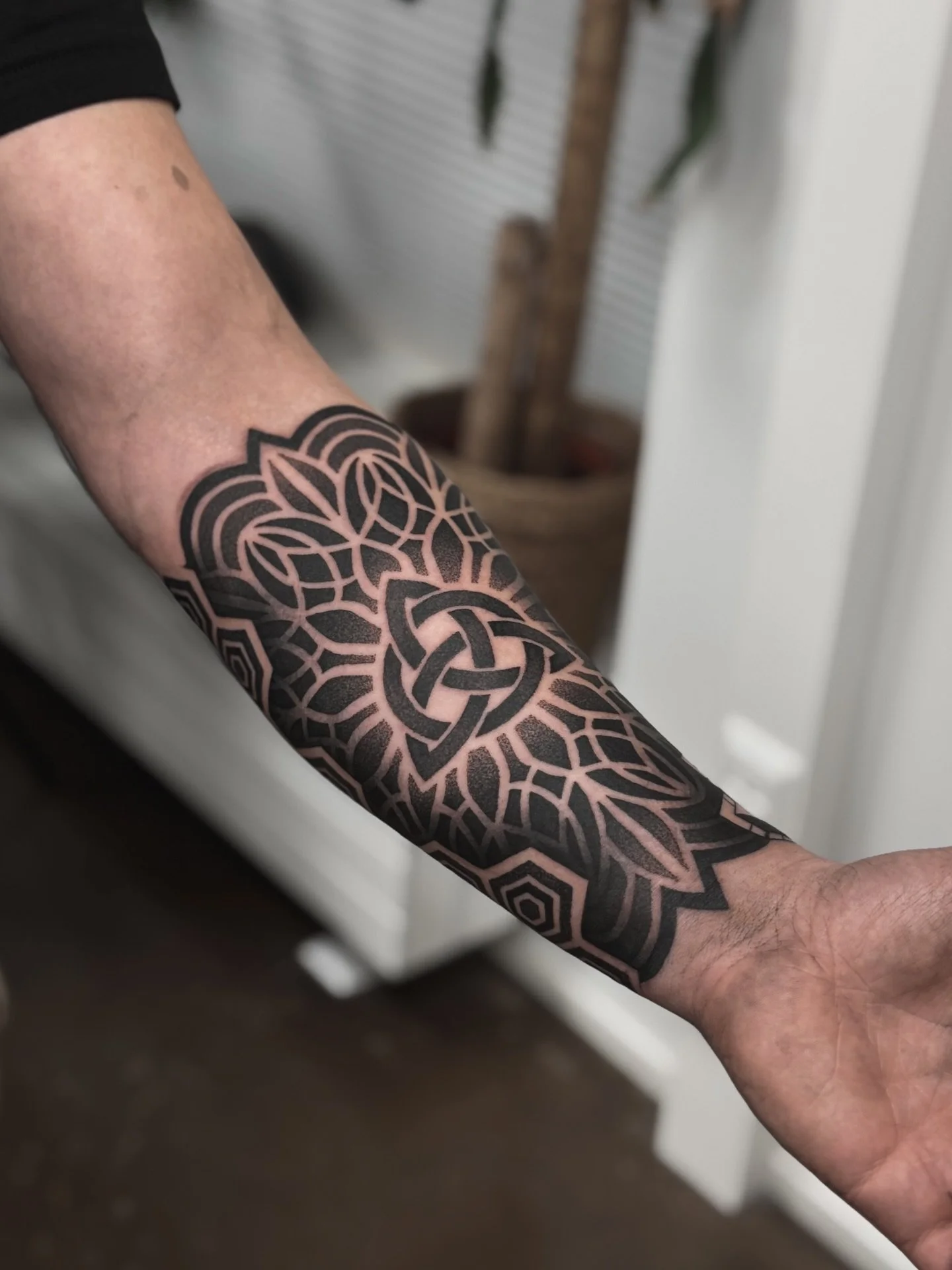 Celtic mandala ✨ 

This is the inner part of a super fun geometric half sleeve! Done 2 days in a row on my regular guest spot in Oulu 🤘🏼
❖ 
❖
❖
Booking: DM / dontommitattoo@gmail.com
❖ 
❖
❖
❖ 
❖
❖
#sleevetattoo mandalatattoo #dotworktattoo #geometr