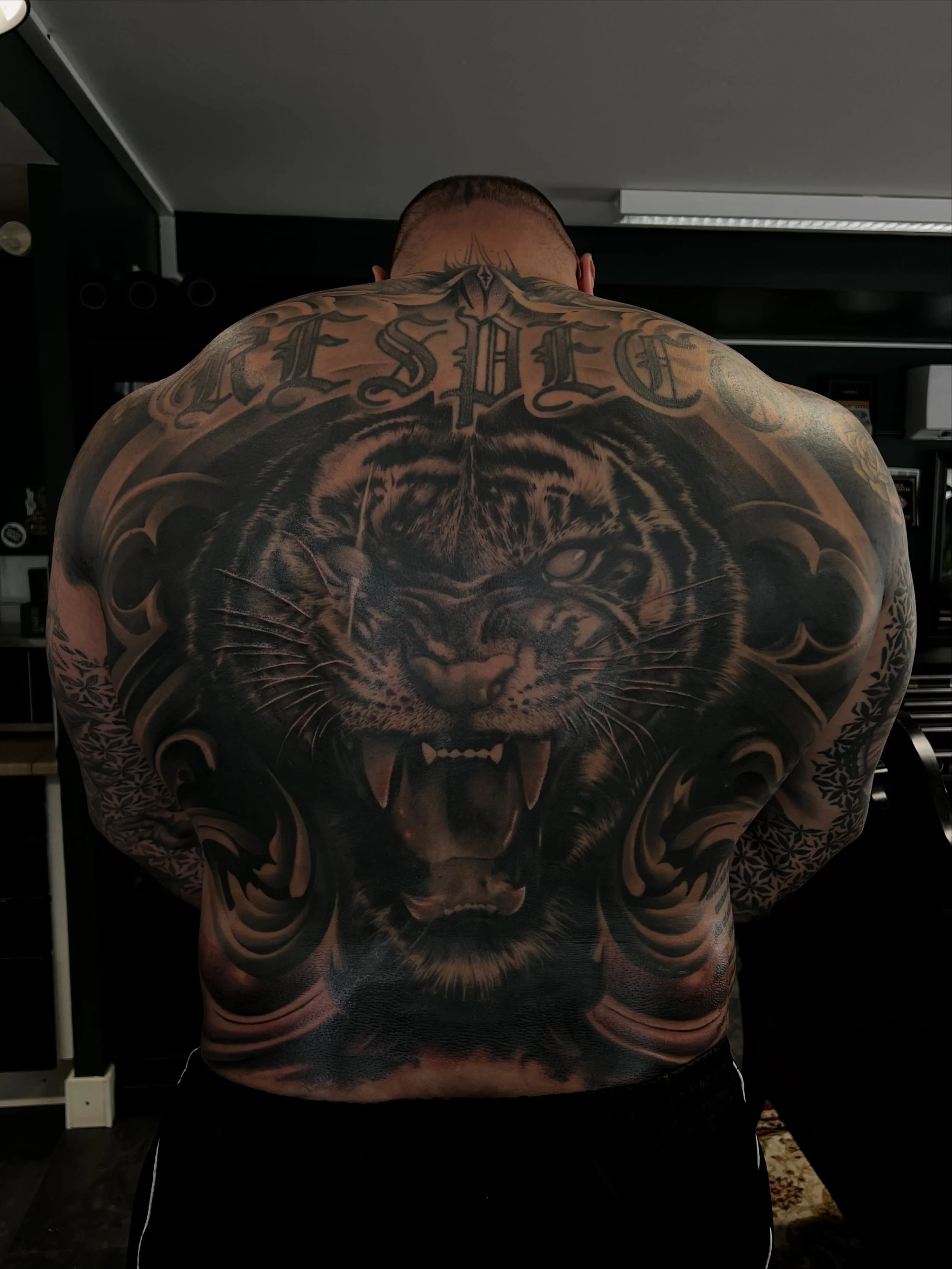 Huge backpiece for @roger_karimus text was already there, rest done by me
#tattoo #blackandgrey #blackandgreytattoo #helsinki