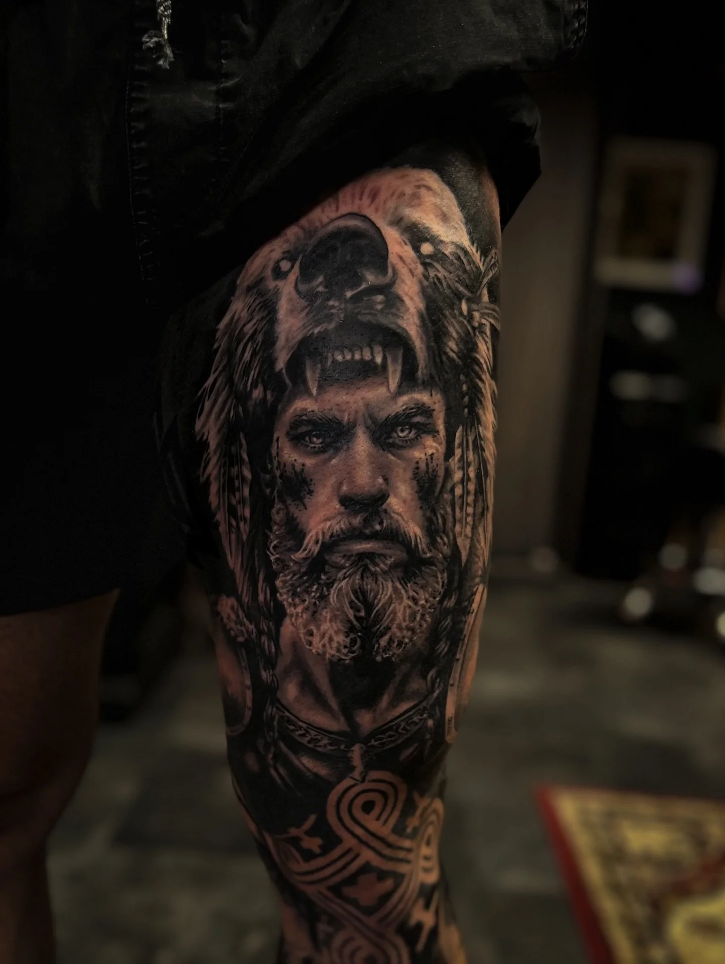 Pitk&auml;lti parantunut, pieni touch up hatussa ja taustassa. Tarkkasilm&auml;iset spottaa hannunvaakunan polvesta. Kiitos niin paljon luotosta, oli ilo saada tehd&auml;! Parin viikon p&auml;&auml;st&auml; kuvat koko jalasta kun on kokonaan parantun