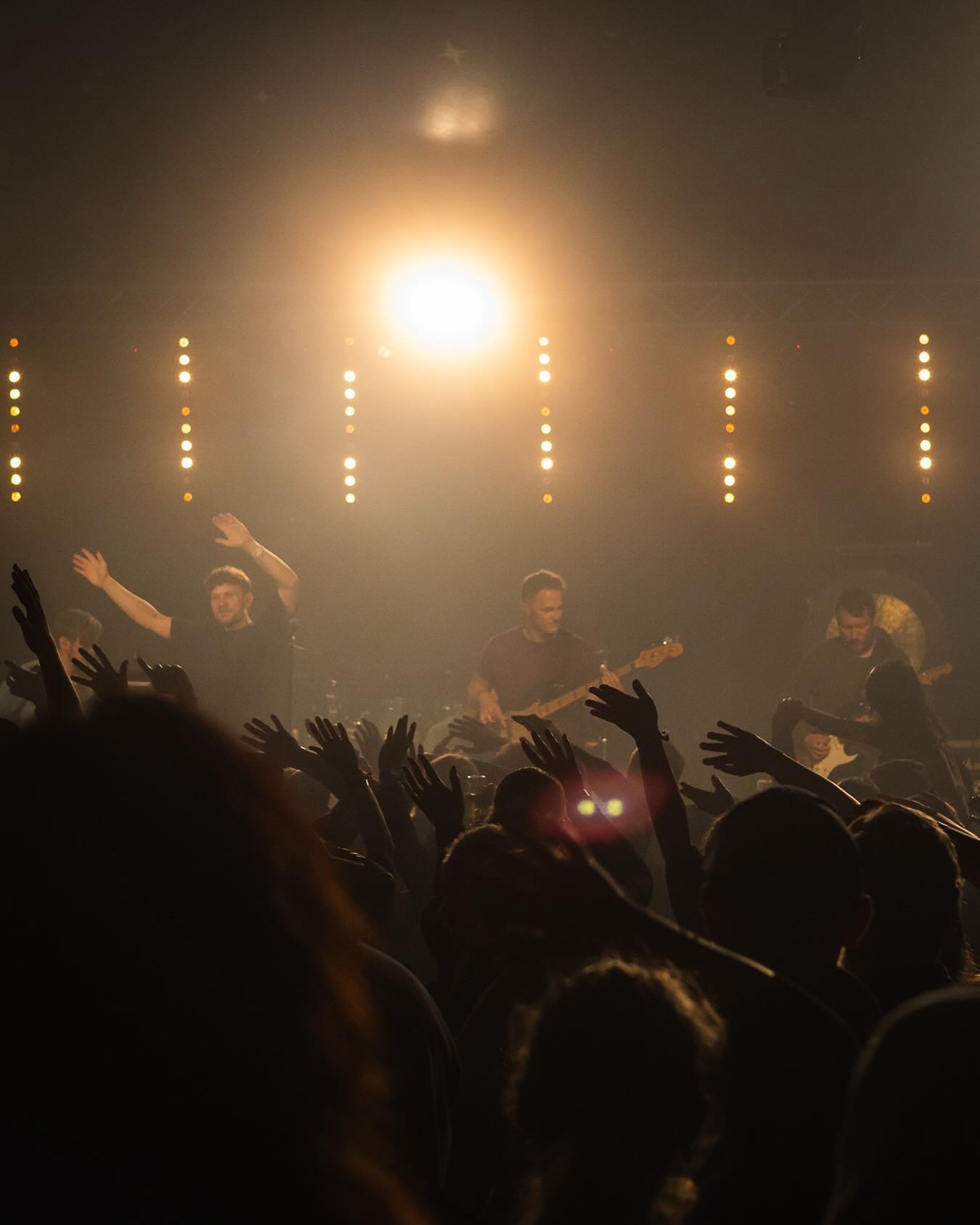 👋🏼
.
.
.
@minorkings
@lionsclubhuerth
@circusjonnycasselly
#rhcptribute #redhotchillipeppers #concertphotography #onstage #livemusic #concertvibes #rhcp
