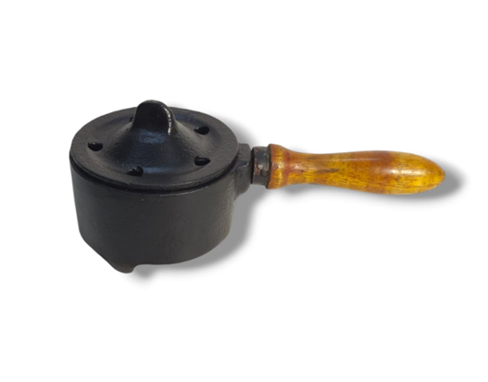 cast iron burner with handle.png