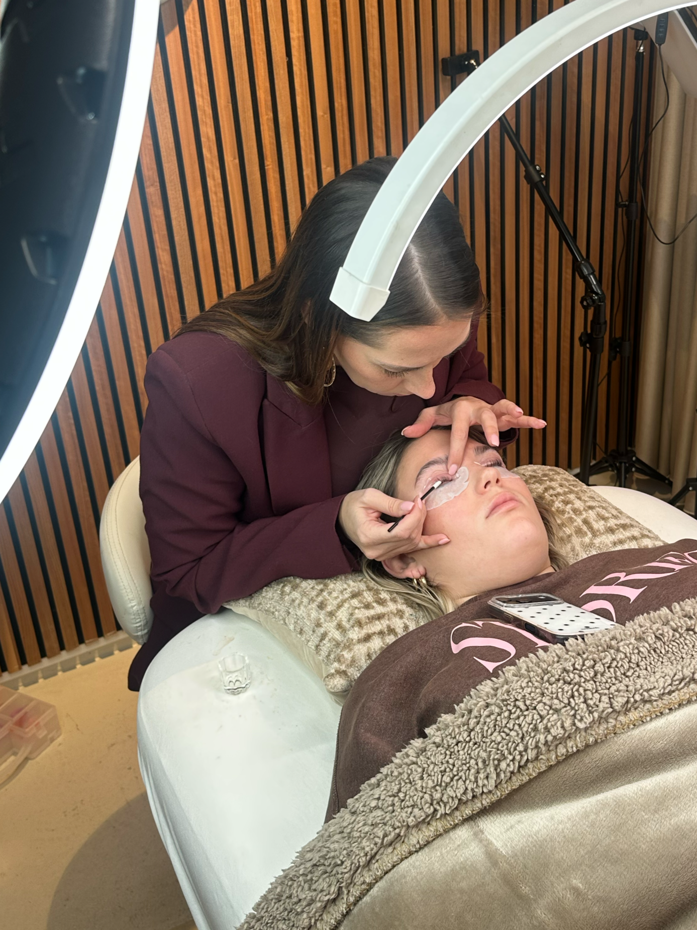Cursist tijdens een Korean Lashlift training bij Beauthé Geleen.