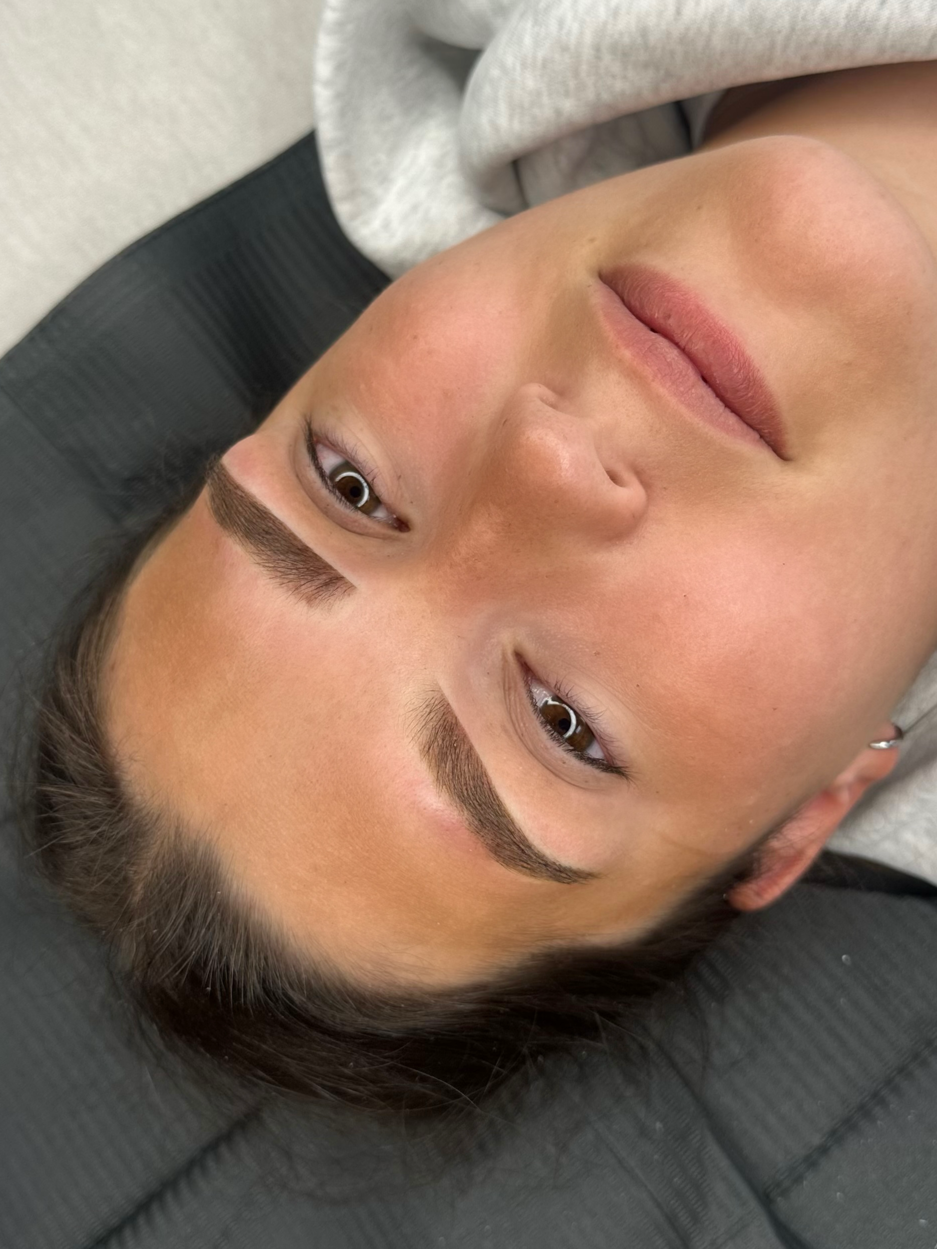 Zachte natuurlijke PMU powderbrows wenkbrauwen bij Beauthé Geleen
