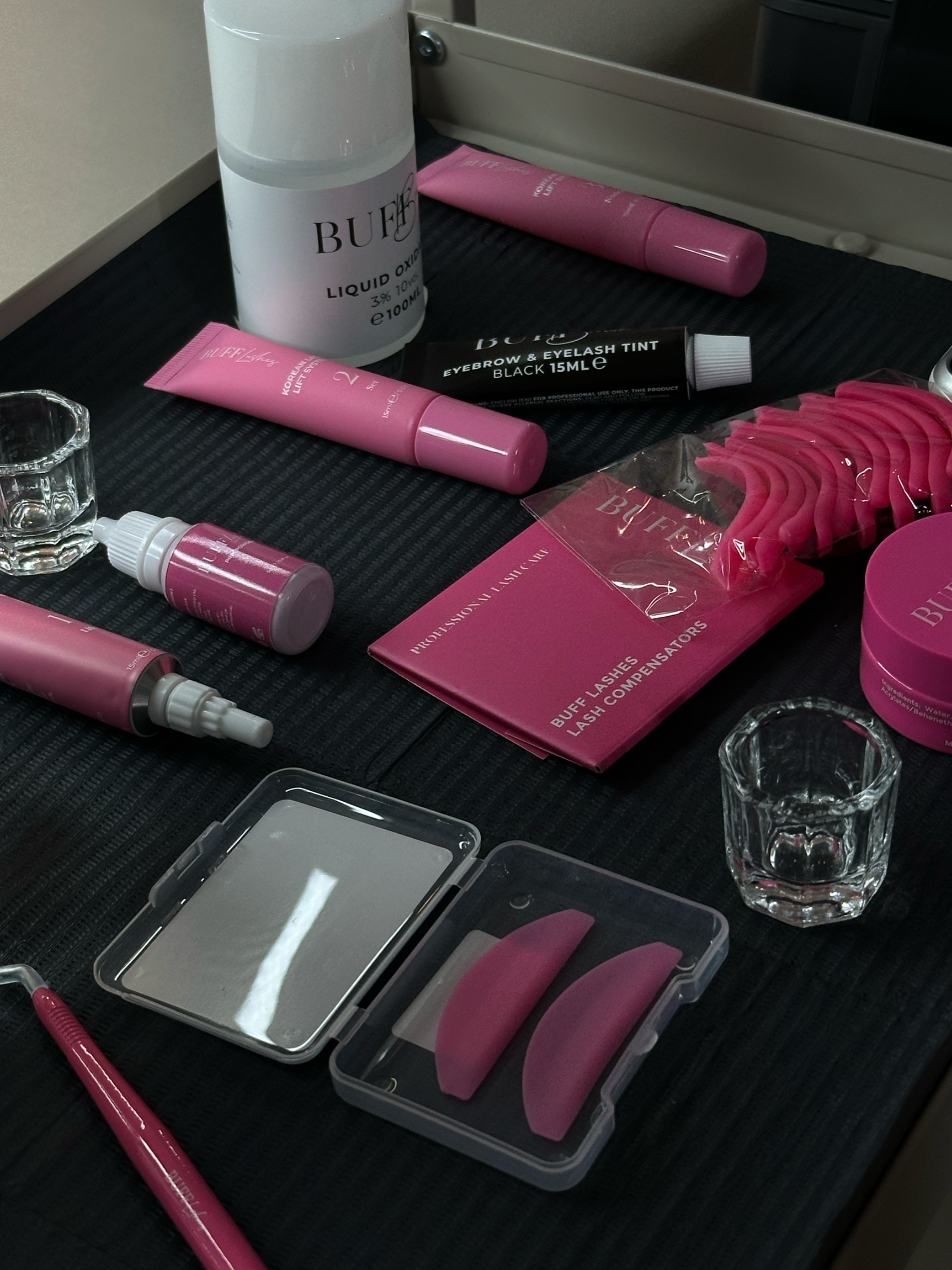 Inhoud luxe starterspakket van de Korean lashlift training bij Beauthé Geleen