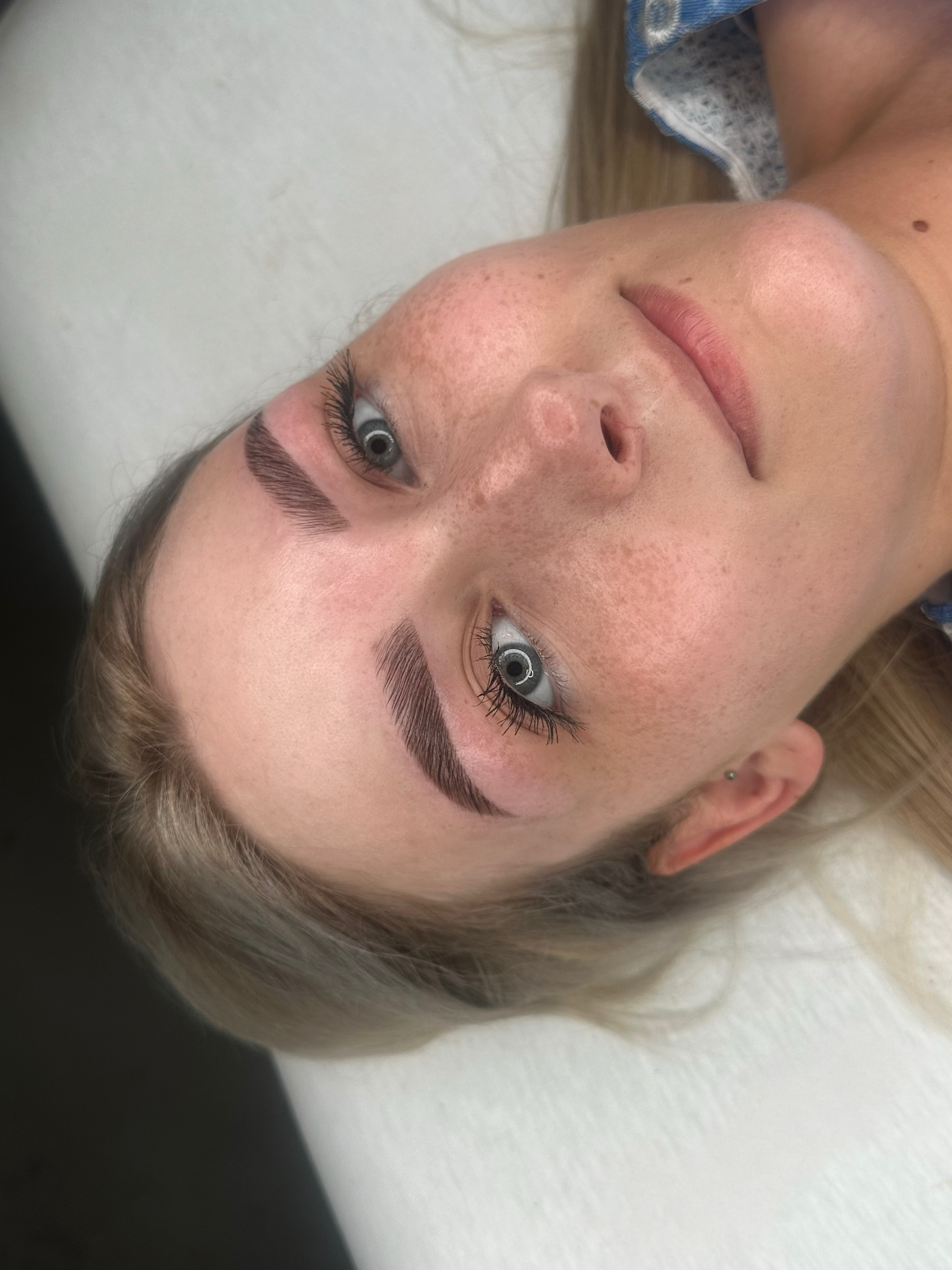 Brow lamination, hybrid verf en waxen voor gelifte en gestylde wenkbrauwen bij salon Beauthé in Geleen