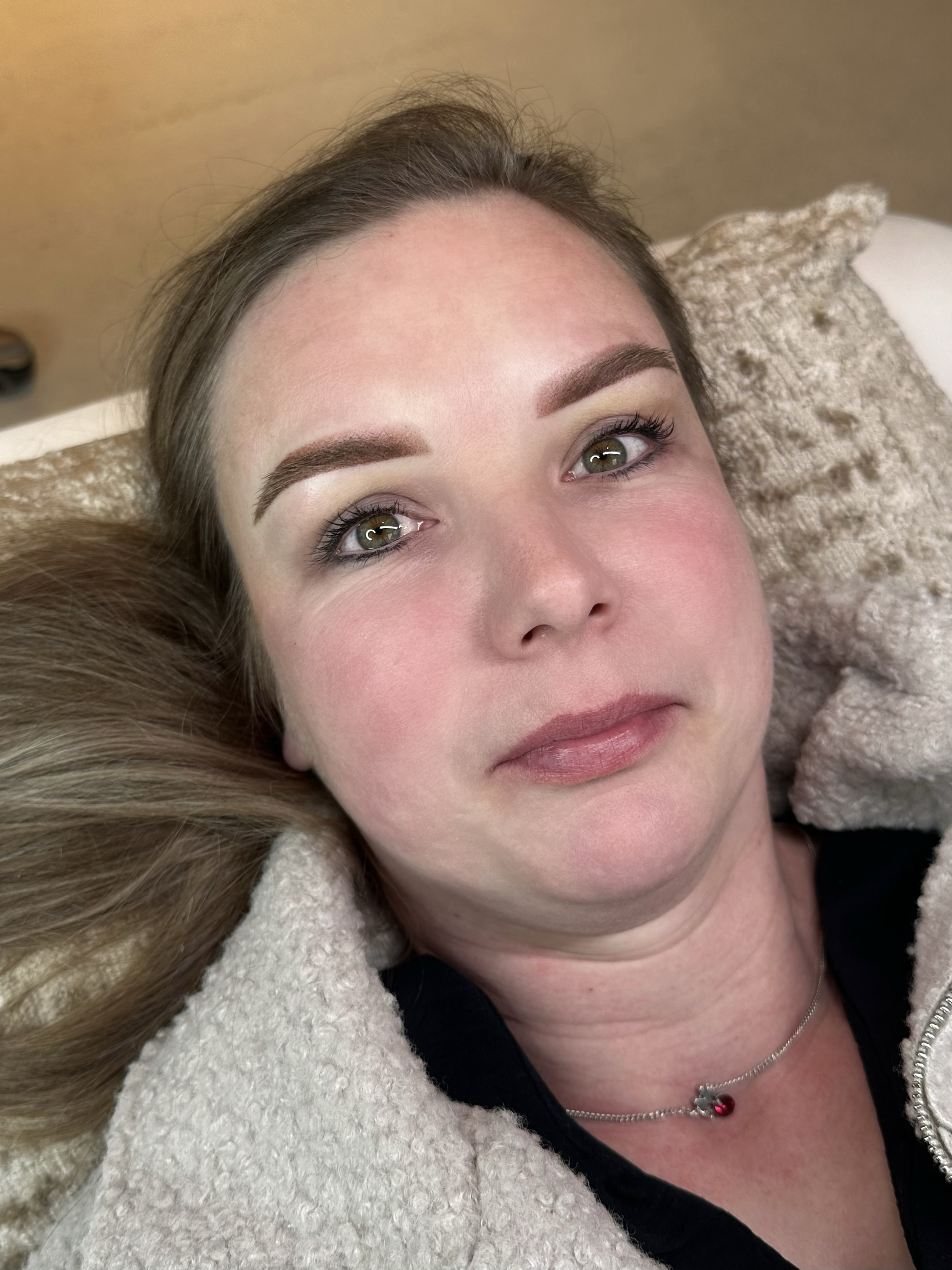 Symmetrische natuurlijke powderbrows PMU bij schoonheidssalon Beauthé in Geleen