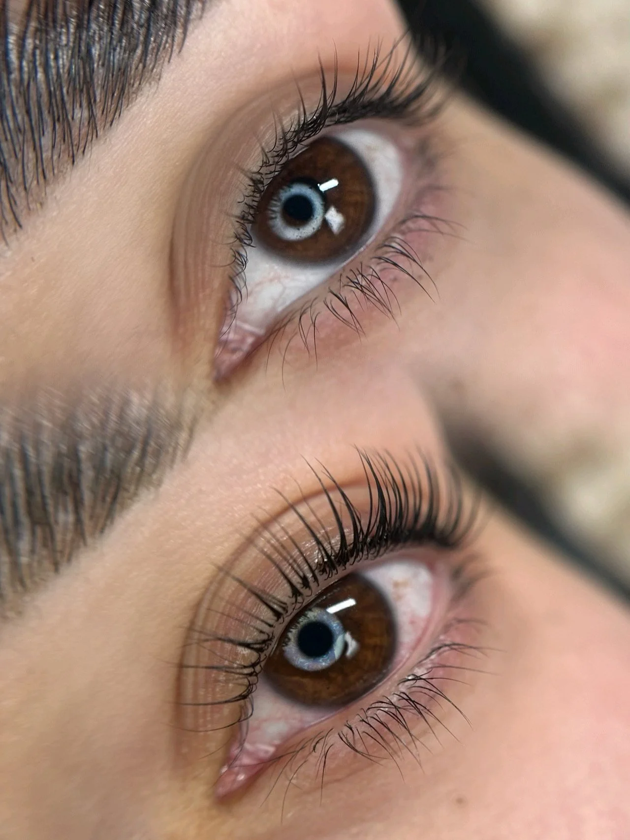 een before en after foto van een wimperlift bij schoonheidssalon Beauthé in Geleen.