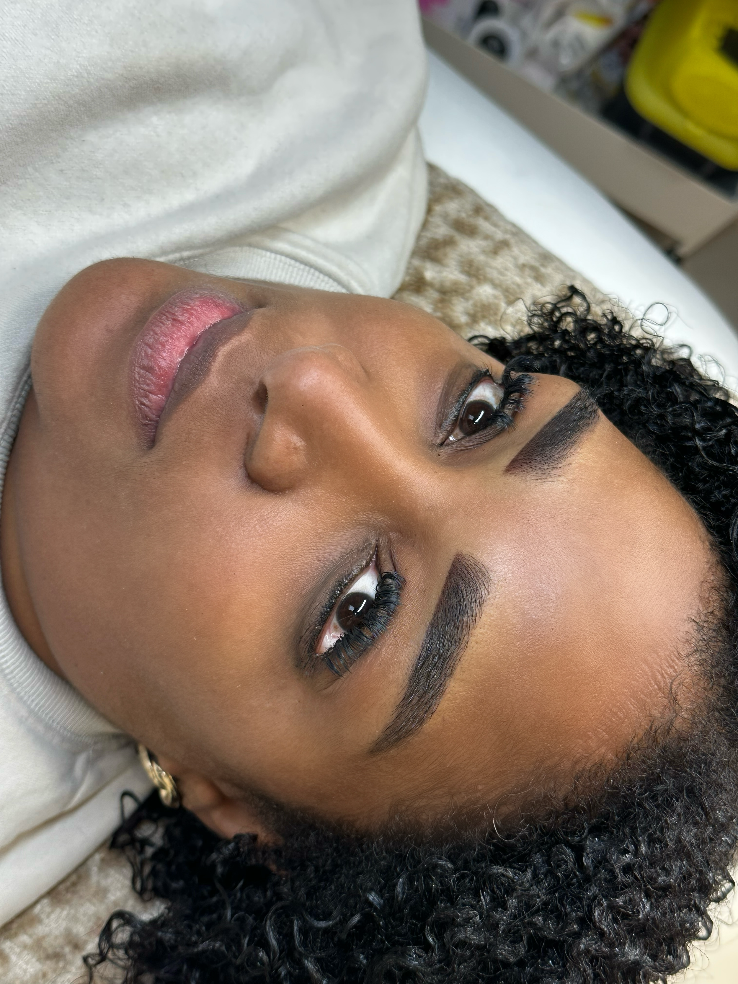 Powderbrows bij een donker gekleurde huid gezet door Beauthé in Geleen.