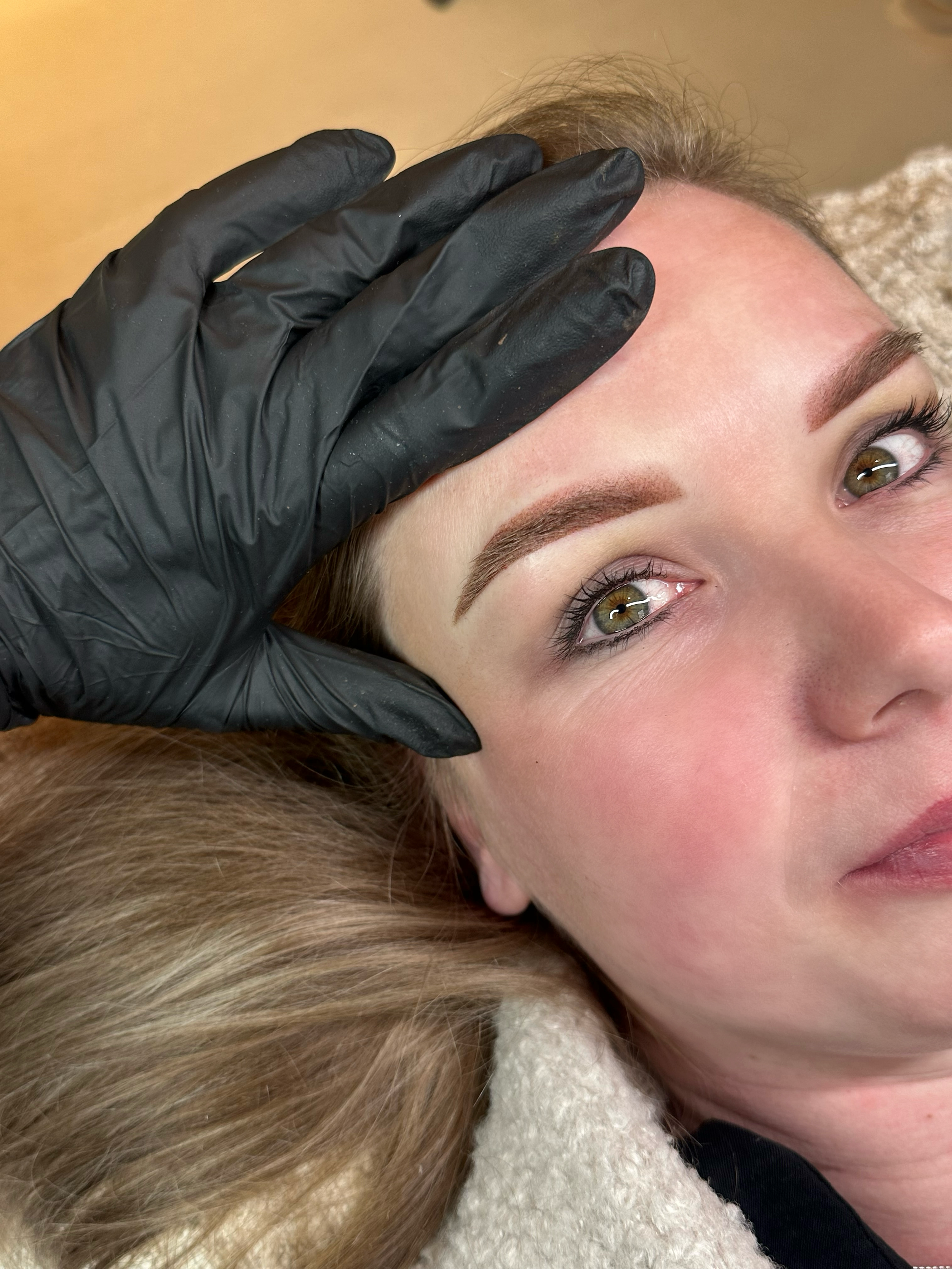 foto ingezoomd van donkerblonde natuurlijke zachte PMU powderbrows bij Beauthé Geleen