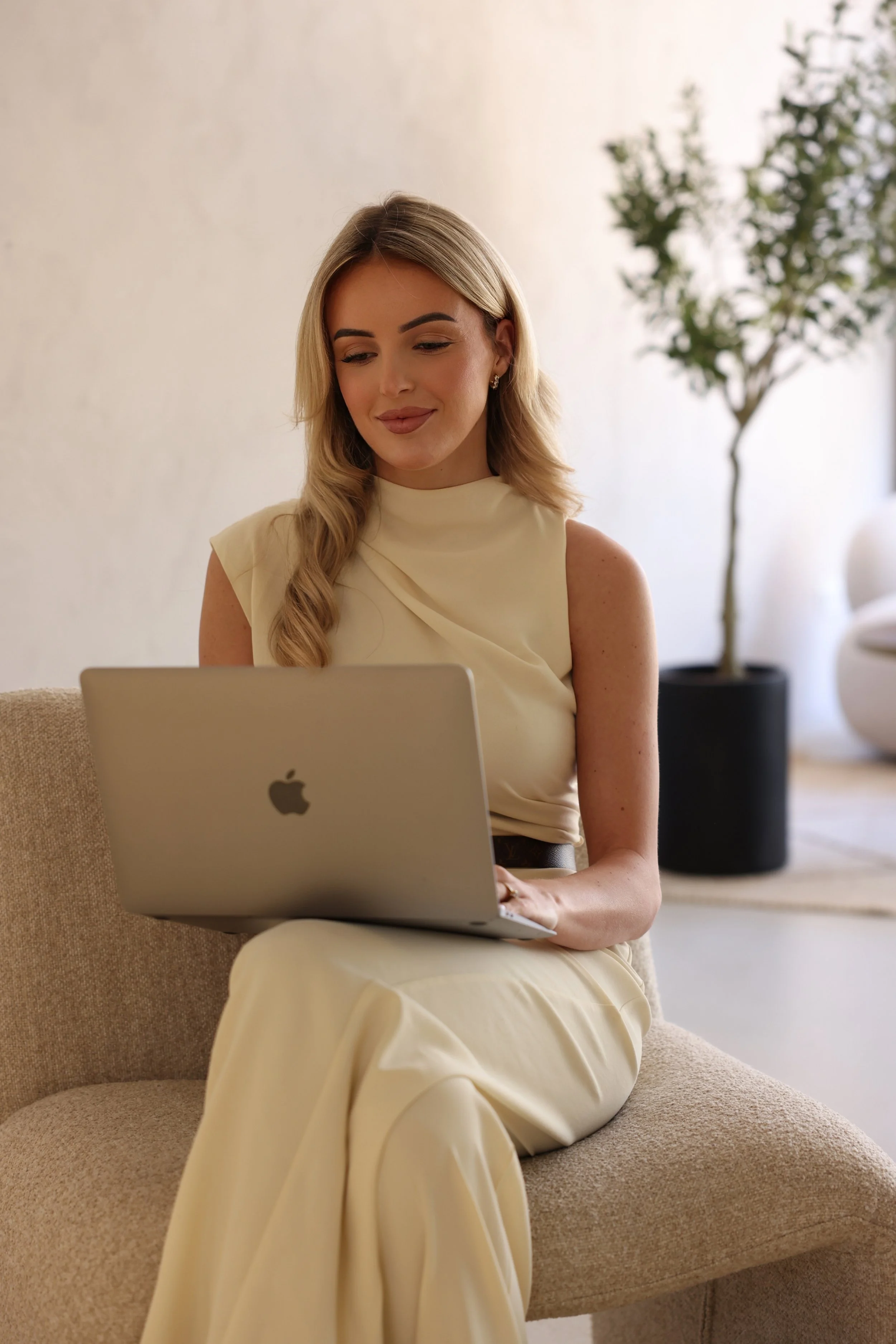 Eigenaresse Benthe die de positieve reviews leest van salon Beauthé