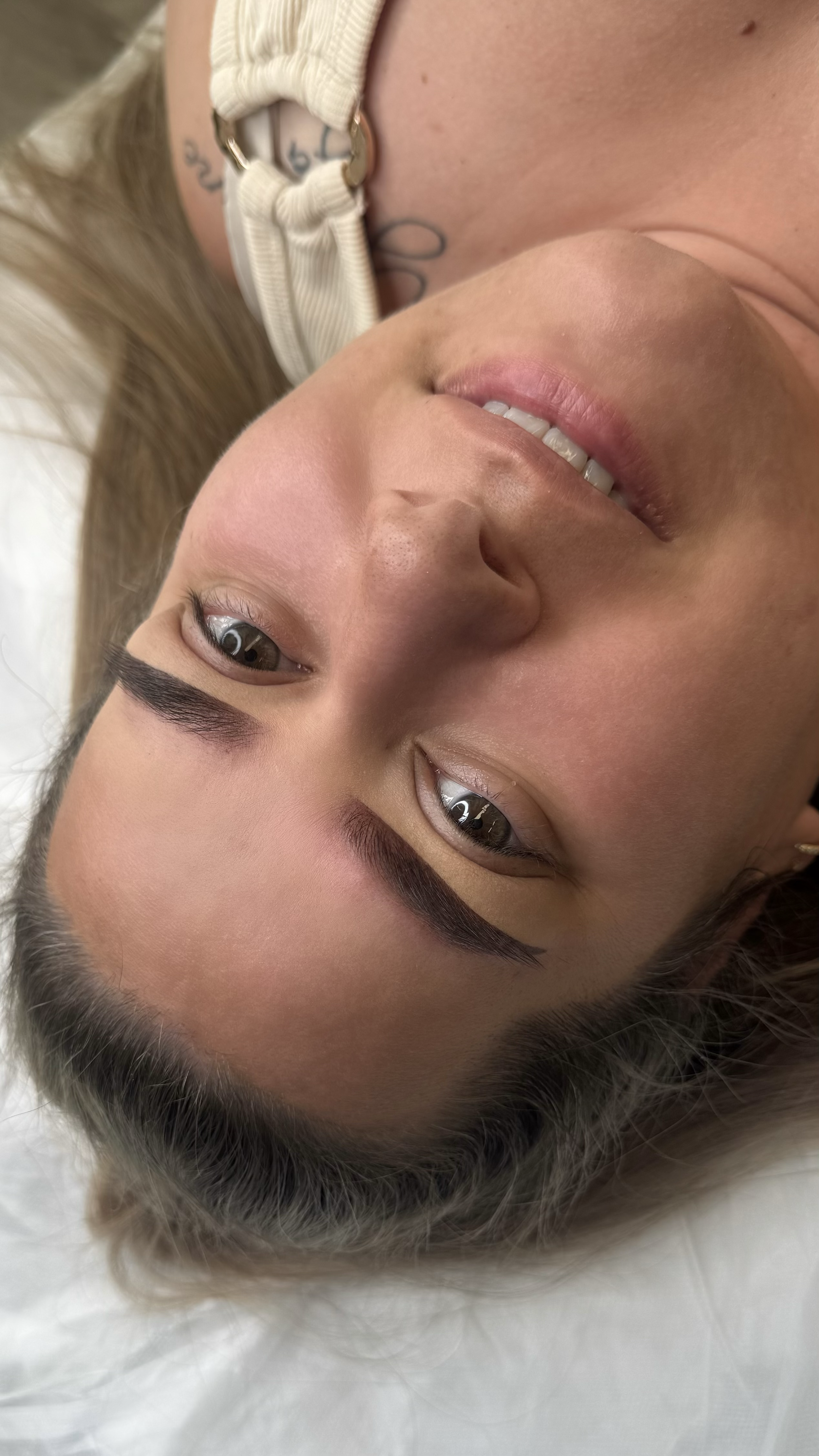zachte natuurlijke powderbrows bij Beauthé Geleen, Limburg