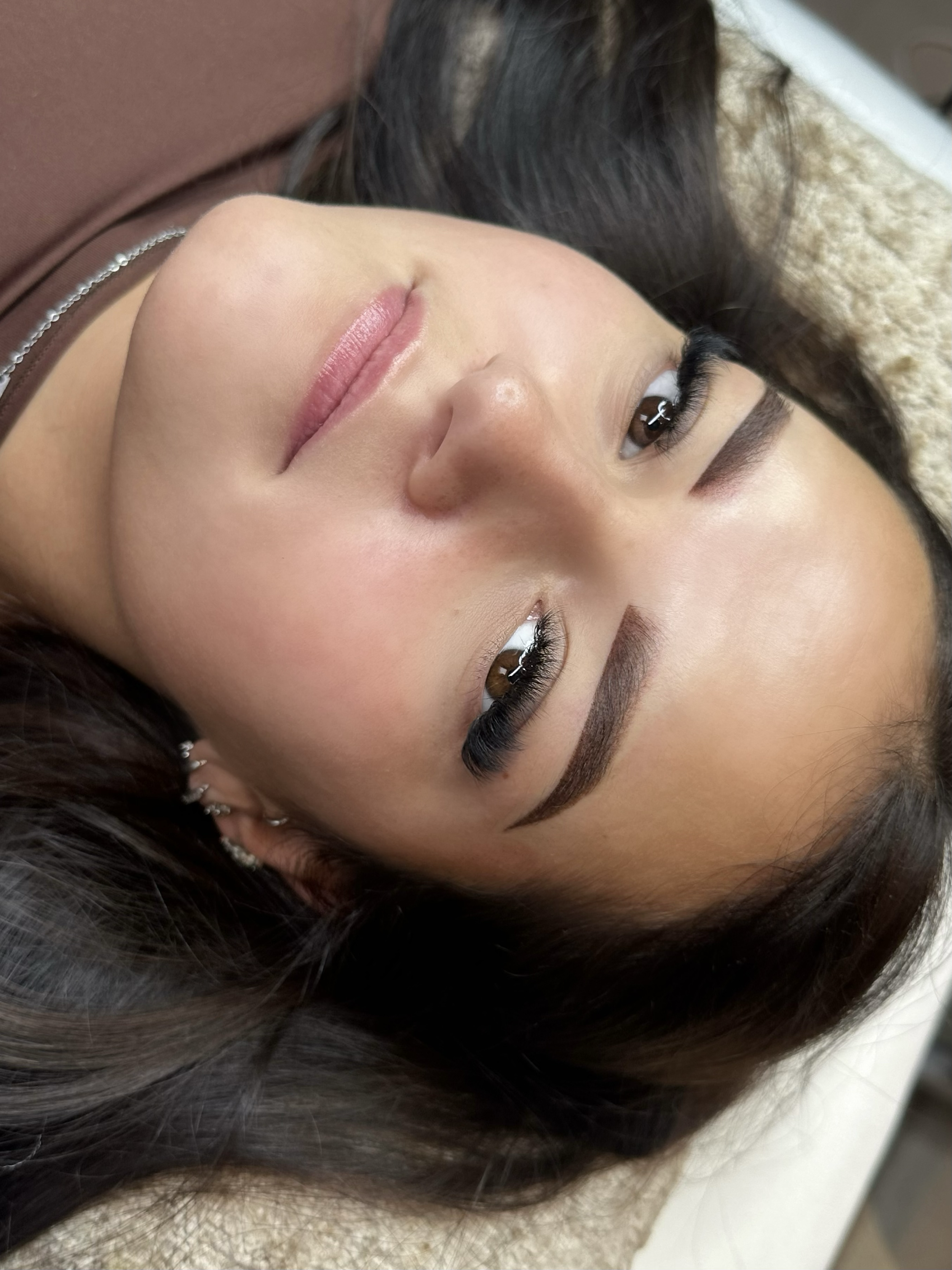 Zachte PMU powderbrows bij brunette, Beauthé Geleen.