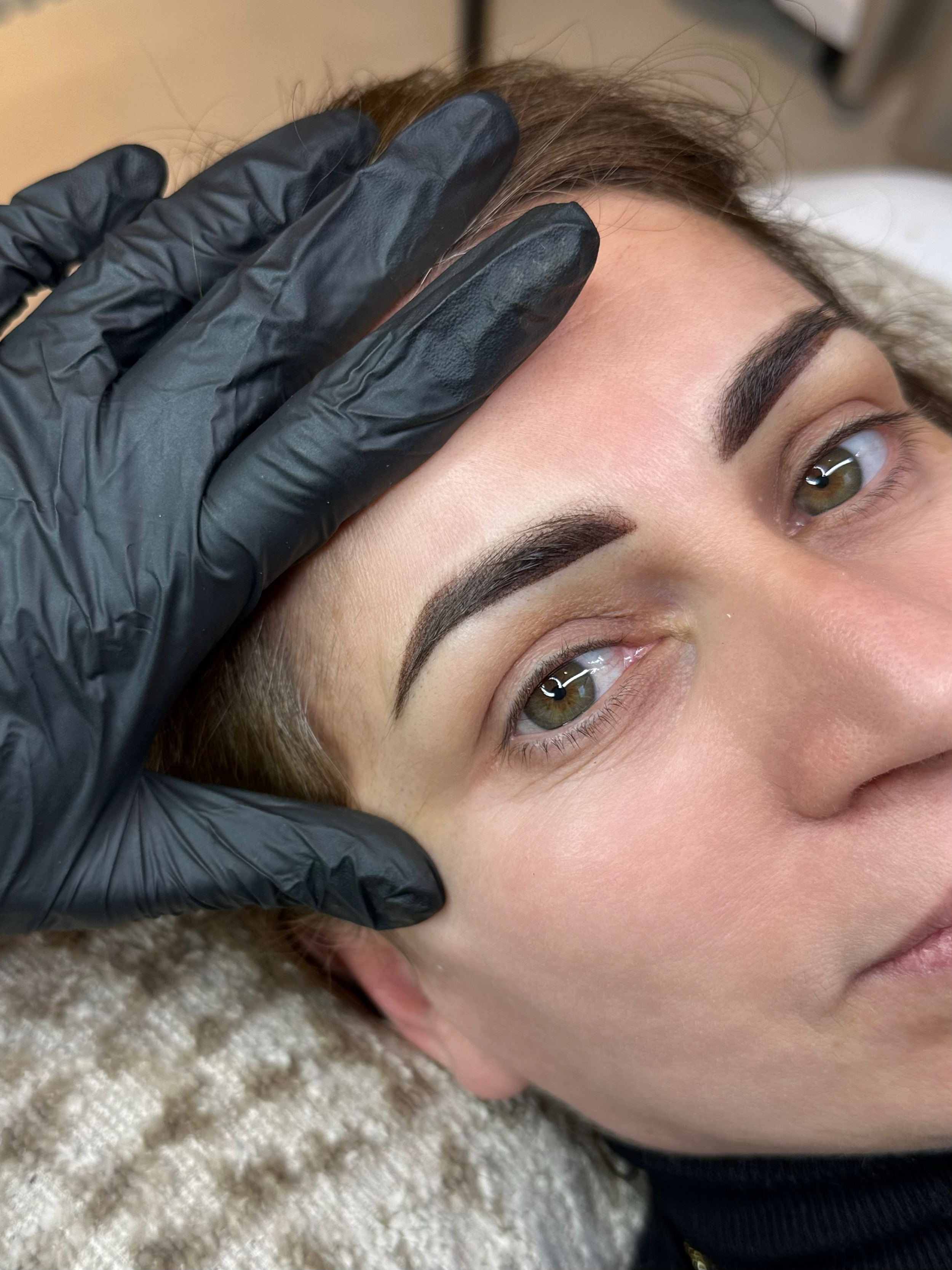 Donkere powderbrows bij Beauthé Geleen