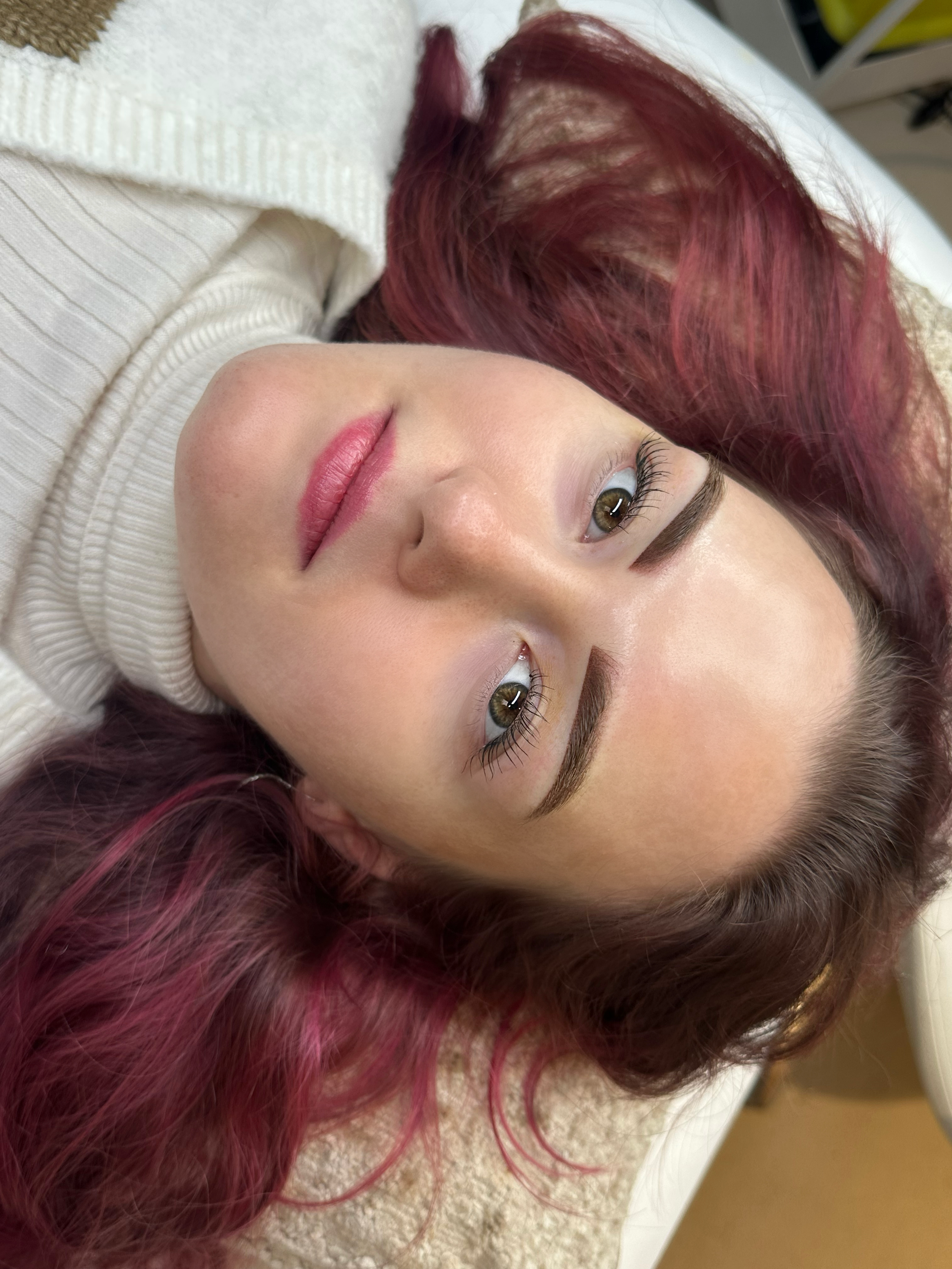 Powderbrows PMU bij roodharige klant bij schoonheidssalon Beauthé Geleen.