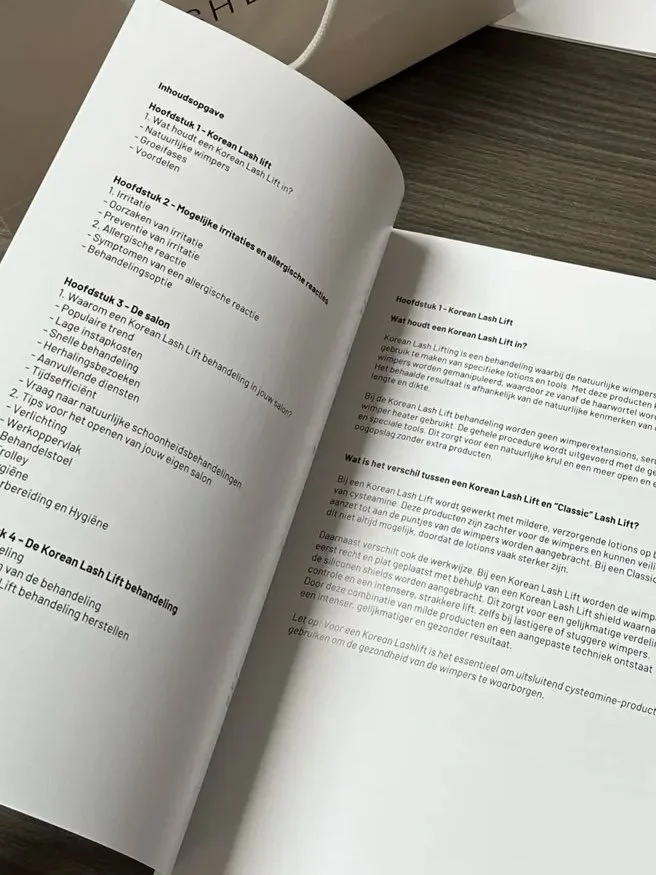 boekje met informatie voor de studenten tijdens de Korean lashlift training