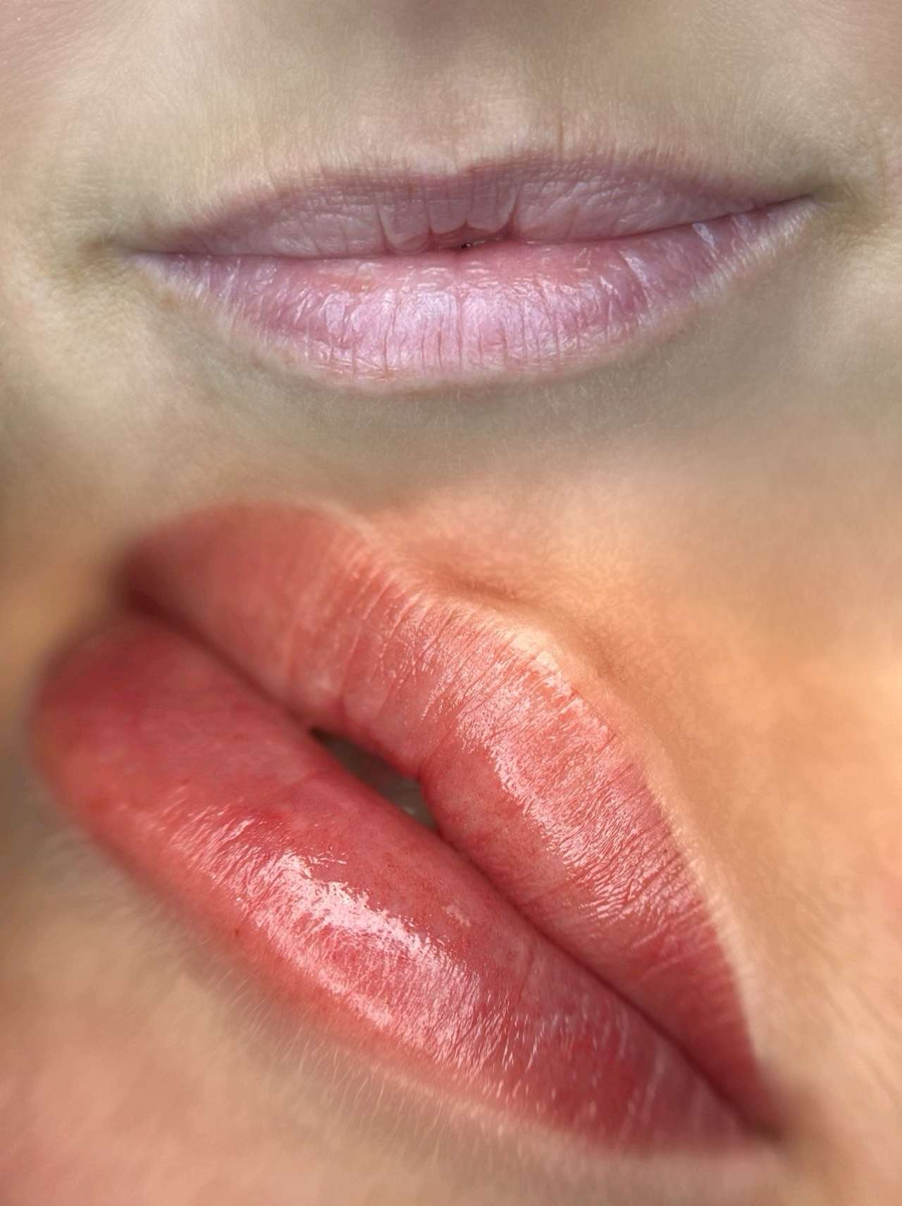 een goede before en after foto van een natuurlijke lippigmentatie bij Beauthé Geleen
