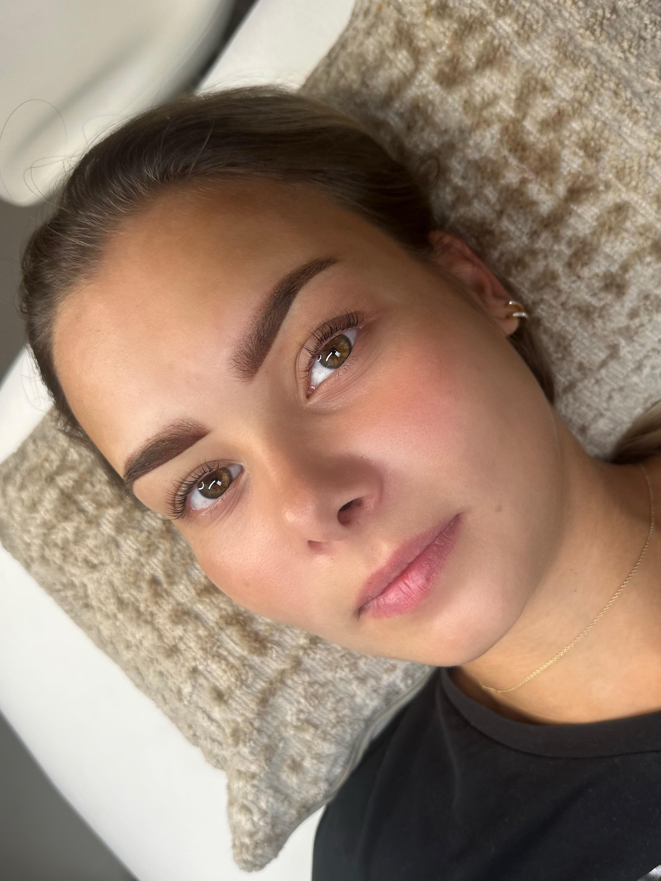 een jonge dame met zacht bruine powderbrows gezet bij Beauthe in Geleen