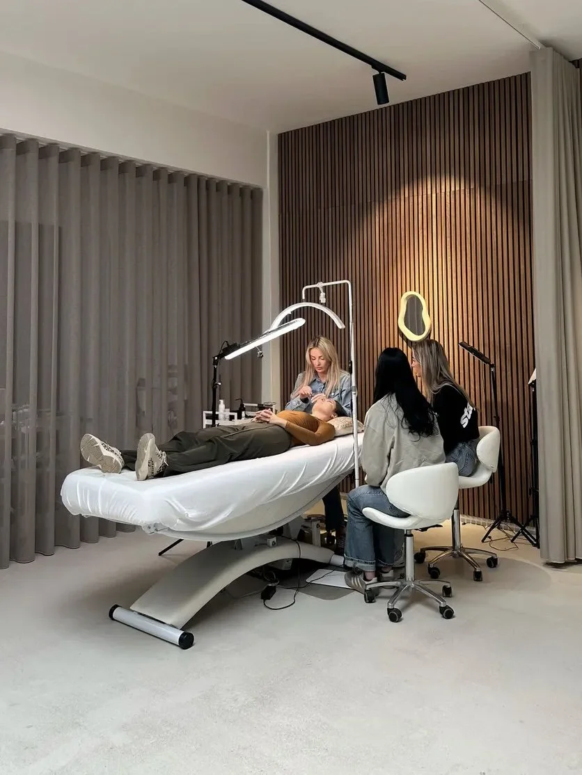demonstratie van de Korean lashlift behandeling tijdens de cursus bij Beauthé