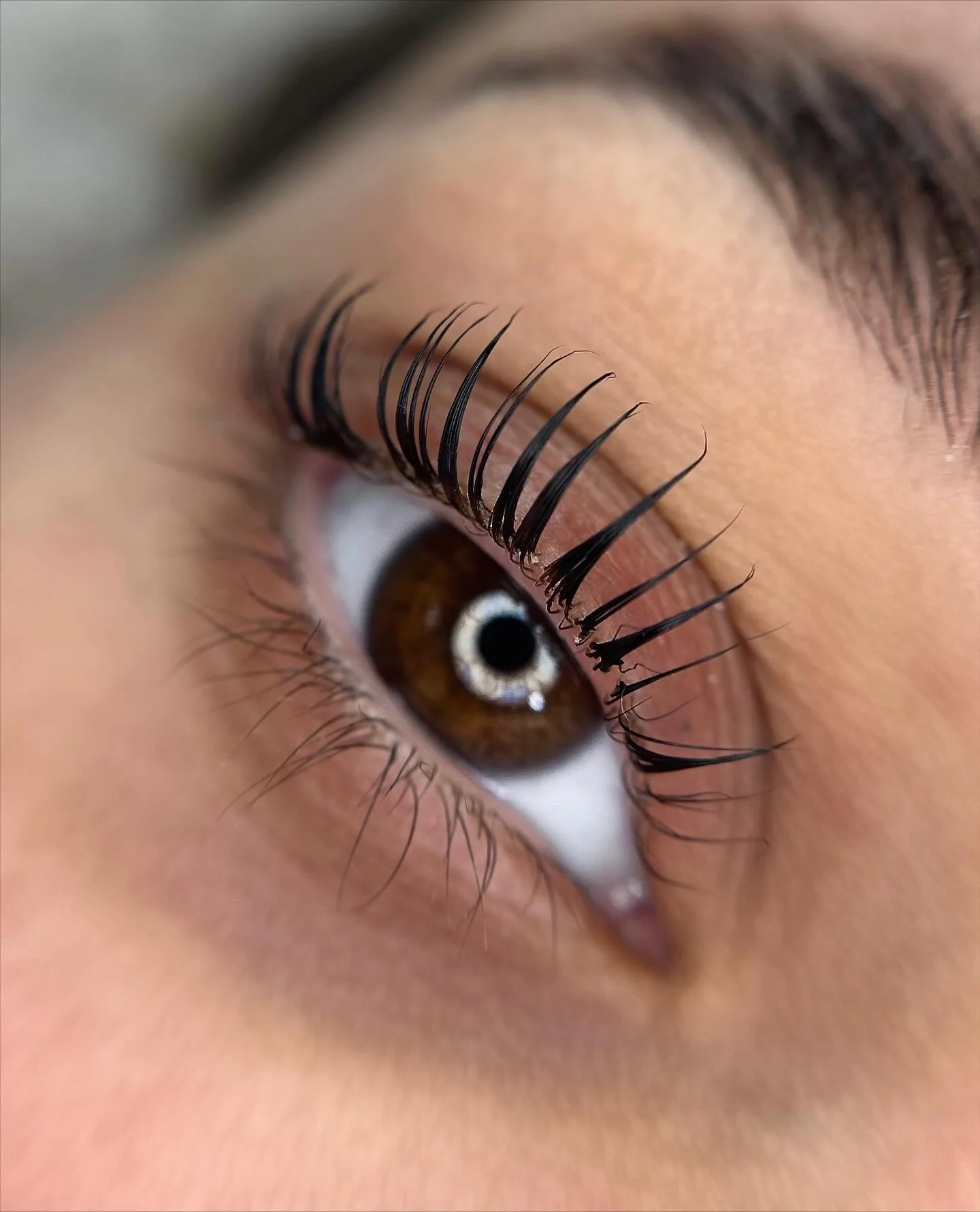 een mooie Lashlift bij lange wimpers inclusief wimpers verven bij Beauthé Geleen.