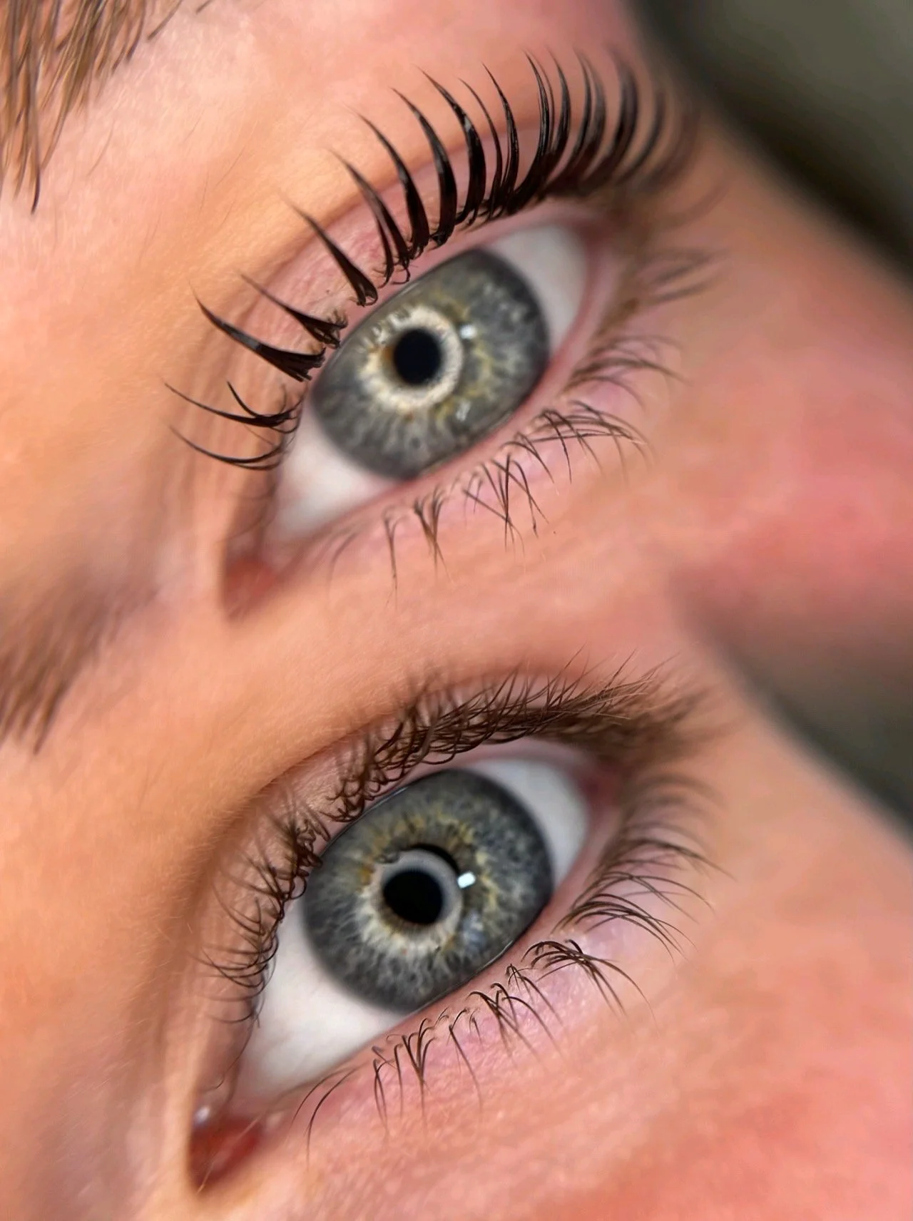 c-krul lashlift bij volle wimpers bij Beauthé Geleen