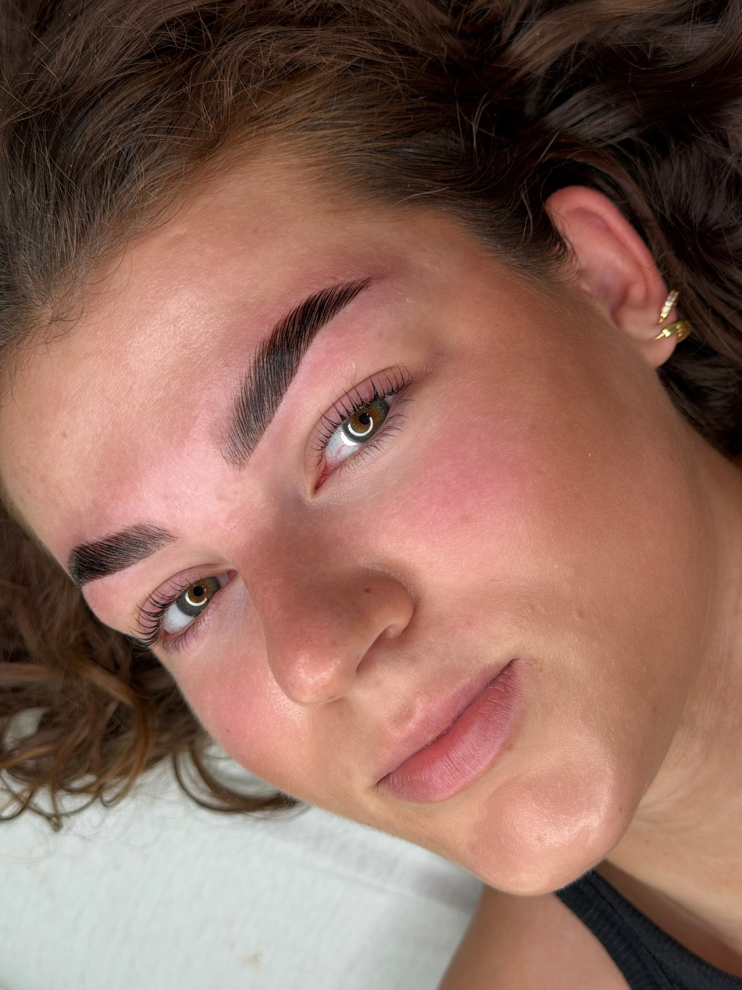 Browlift met browlamination, hybrid dye en wax bij Beauthé Geleen, Limburg