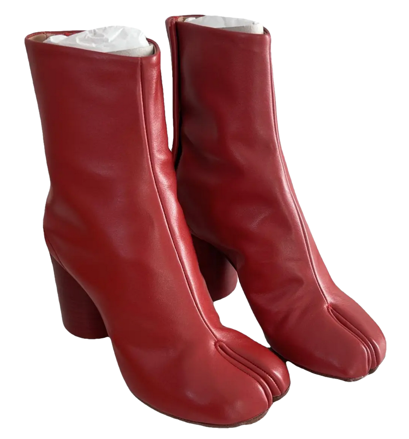 Une paire de bottes rouges en cuir Tabi Margiela avec un talon haut.