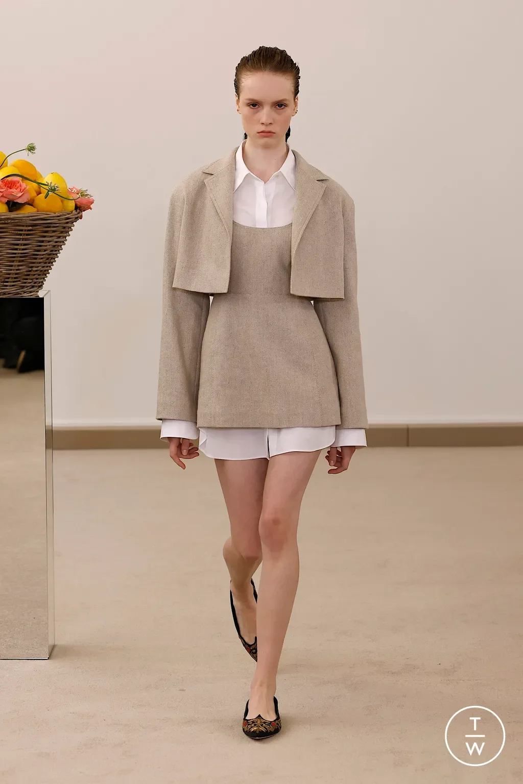 structure- giambattista valli- look 1- tagwalk.webp