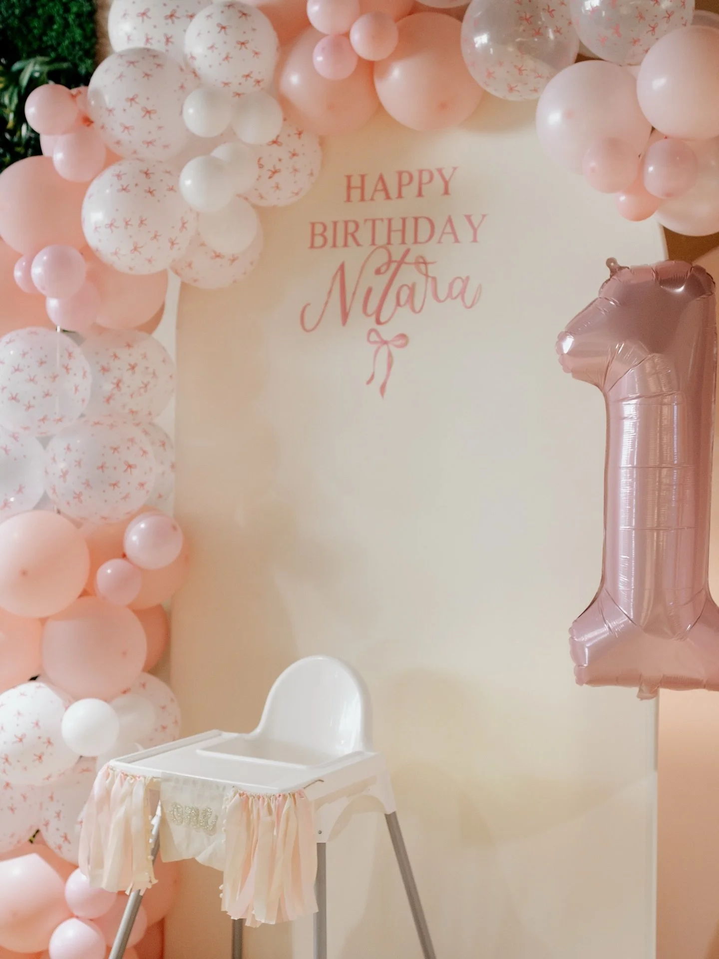 Here&rsquo;s a beautiful look at our wonderland party. We include everything from decor to food to party favours. Our package includes 2 balloon towers but it can also be upgraded for a custom balloon arch and backdrop as seen on this picture.

@mudr