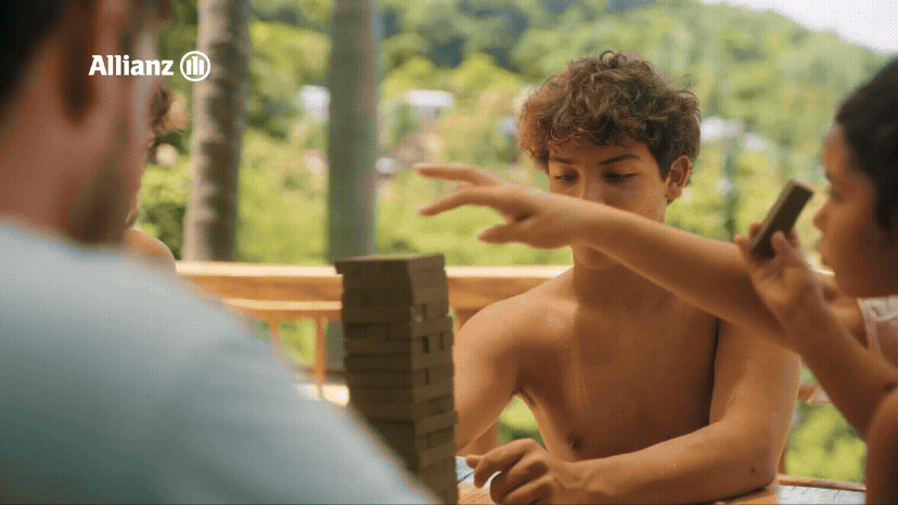 allianz video title card that reads preparez-vous a decrocher et a lacher votre fou