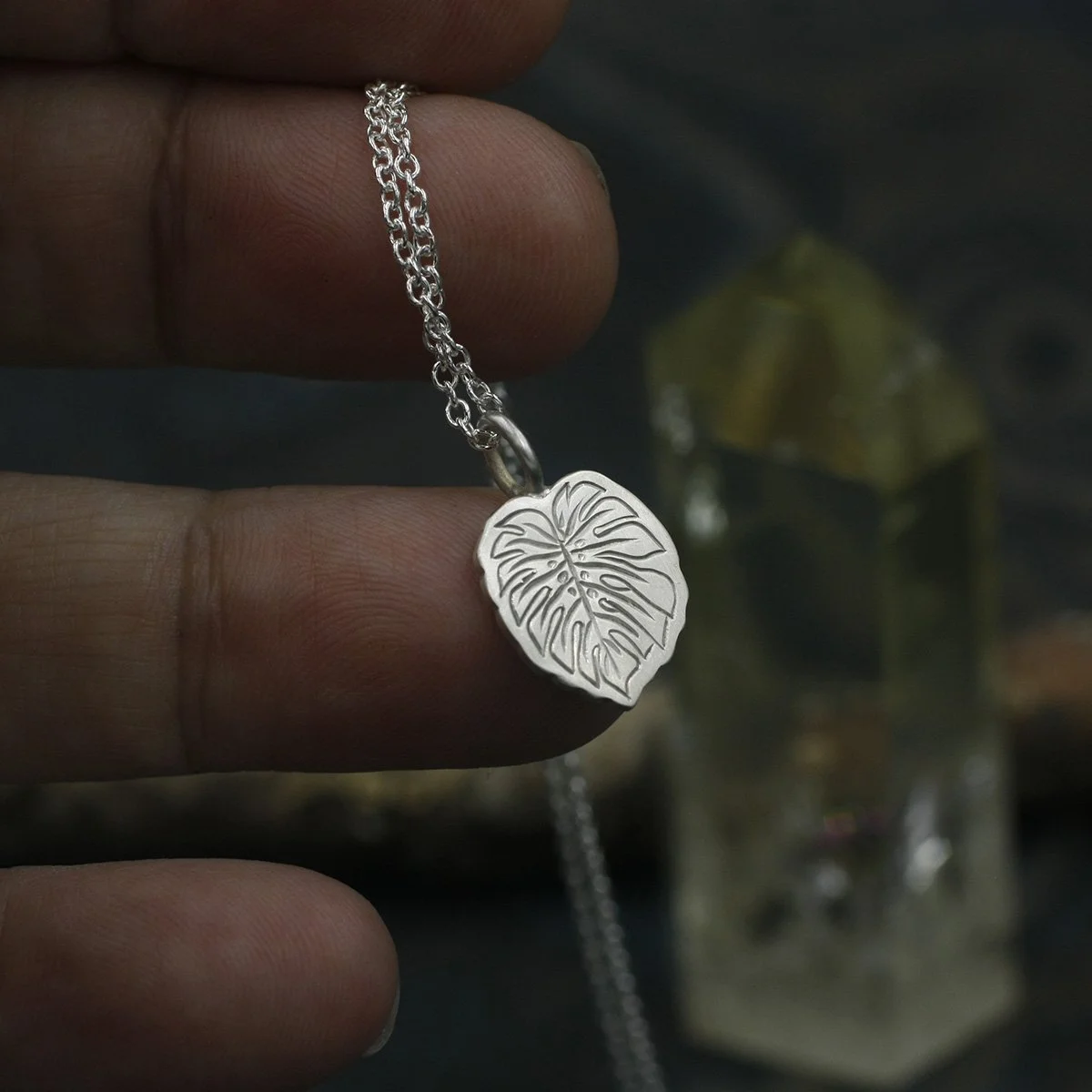 Gravée Mini Monstera Leaf Pendant 8.jpg