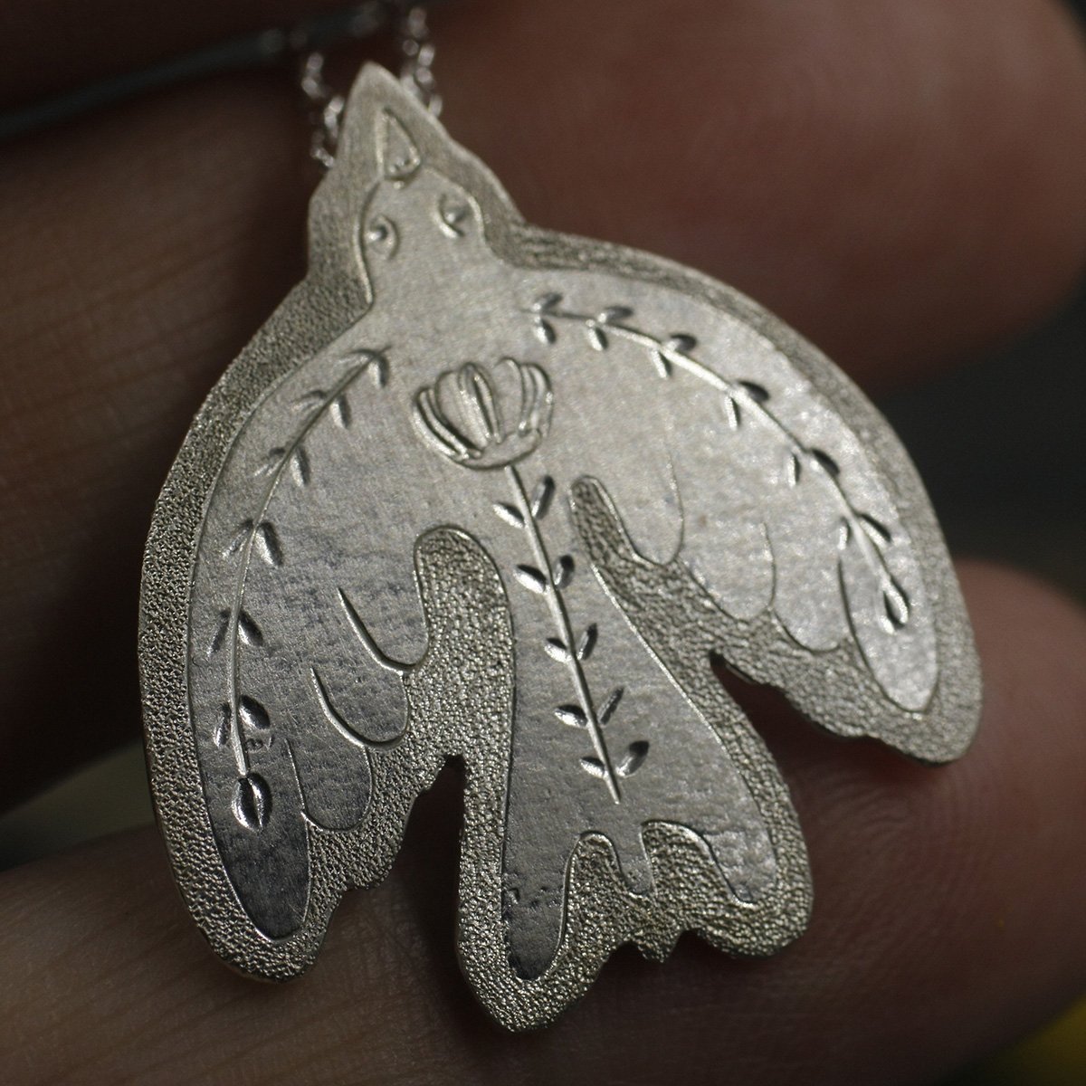 Gravée Flower Folk Bird Pendant Shimmer Edge Finish 2.jpg