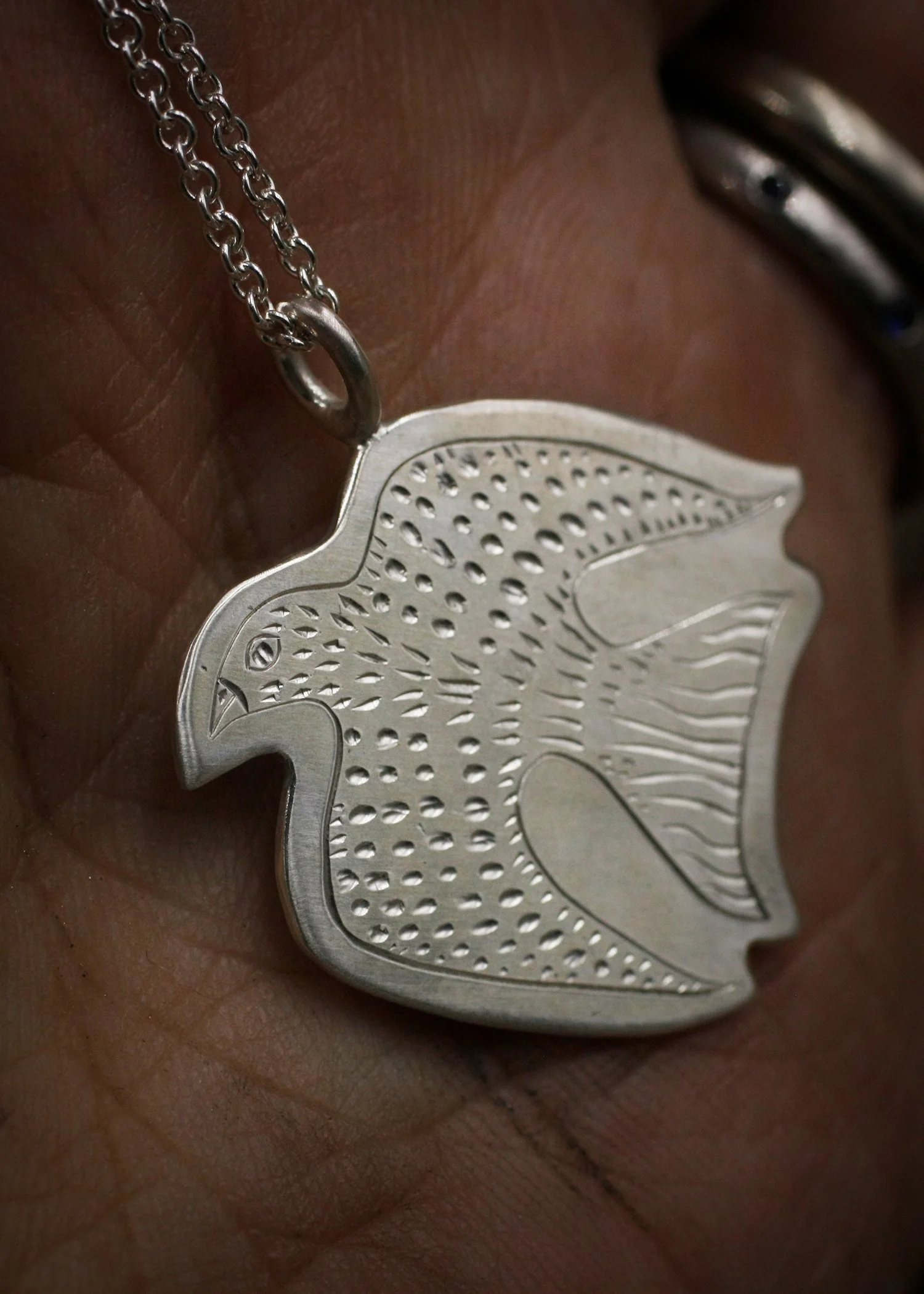 Gravée Folk Art Bird Scoop Feathers Pendant 2.jpg