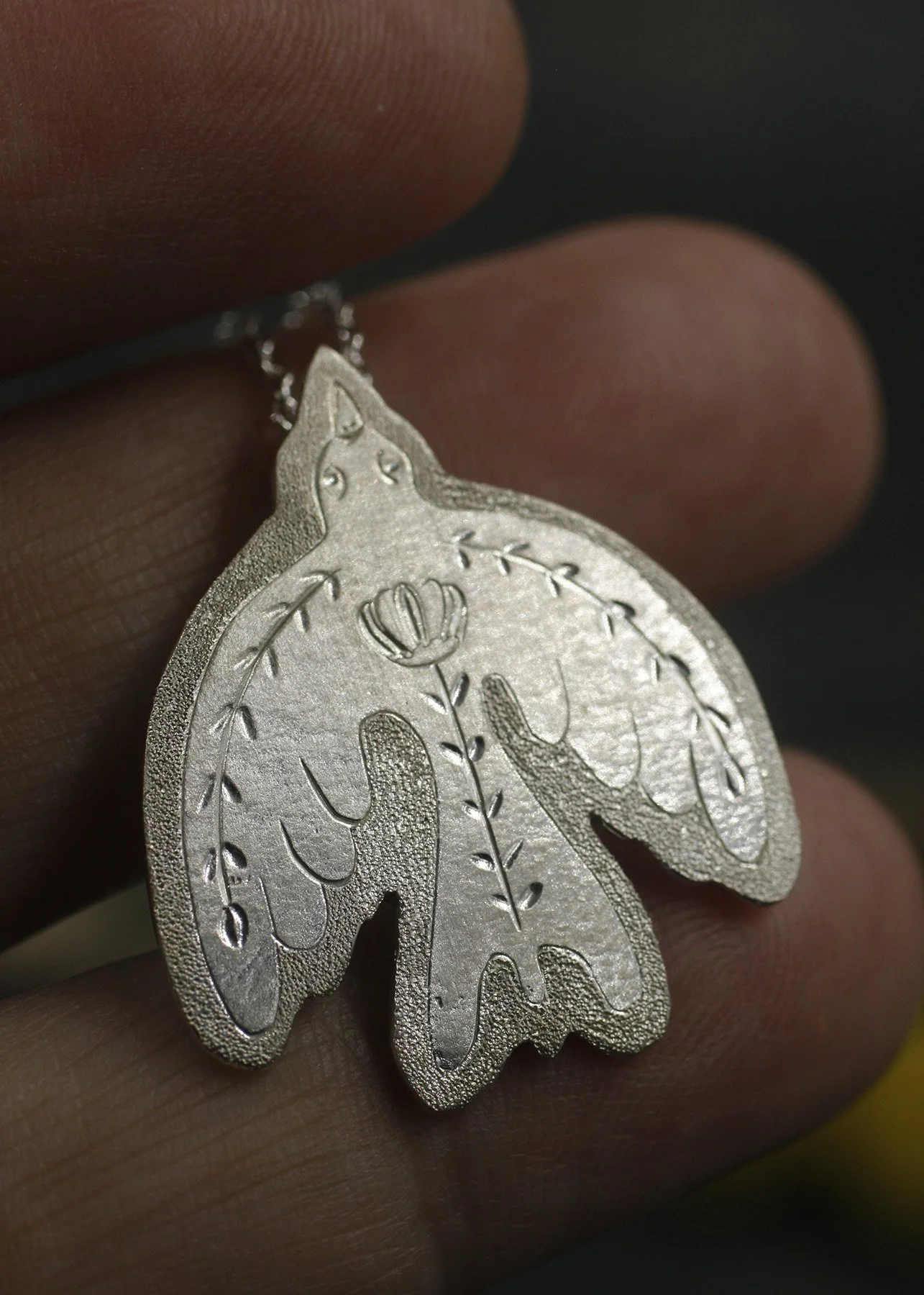 Gravée Flower Folk Bird Pendant Shimmer Edge Finish 3.jpg